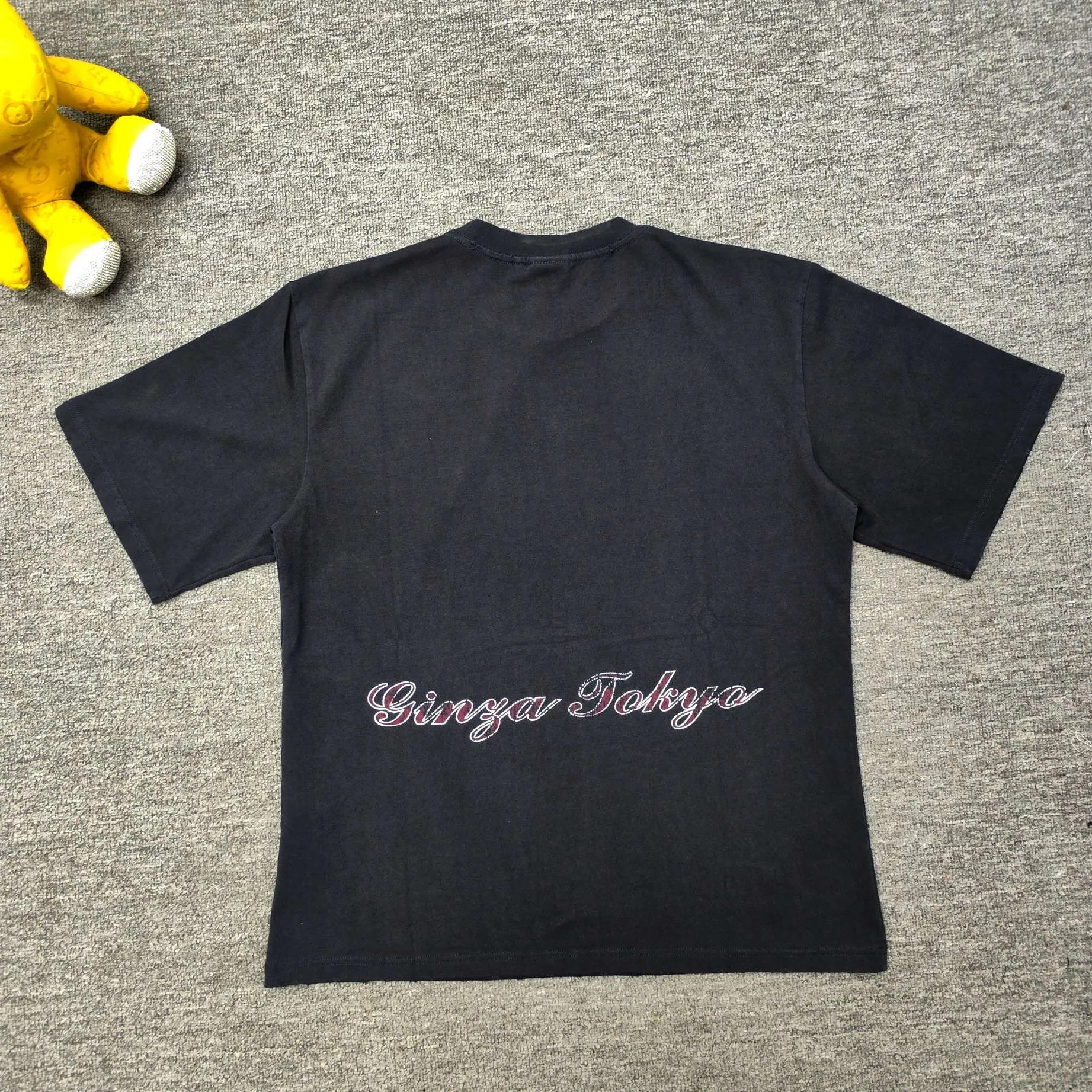 Top version - BALENCIAGA - Tokyo Ginza limited edition short-sleeved T-shirt. The original developed custom-woven fabric process is washed and processed. The fabric with a high weight of 280 grams is full of texture. The cloth is clean, soft and comfortable. Solona thread dyeing has no color difference. Kornit direct-injection front is decorated with ginzatokyo art prints. The printed pattern is presented with cracks and fading effects, and washed to make old holes. The crackle Kangli printing process is a unique printing technology. Through the steps of design pattern, fabric selection, printing equipment, printing process, drying and shaping, quality inspection and packaging and storage, digital printing with crackle effect is produced. os dropped shoulder loose version. Same style for men and women. Color: active white black. Size: XS-L P:280