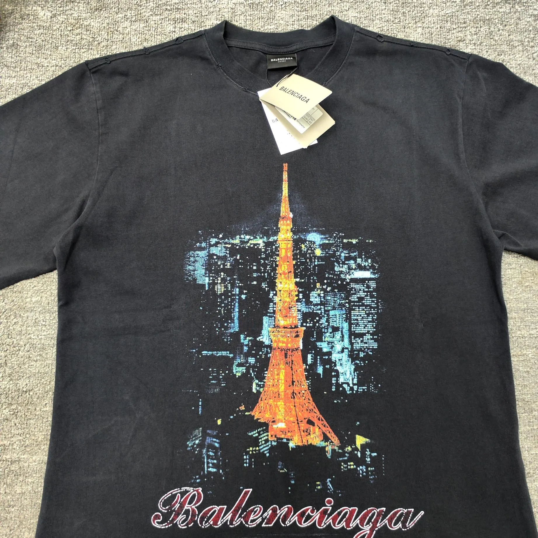 Top version - BALENCIAGA - Tokyo Ginza limited edition short-sleeved T-shirt. The original developed custom-woven fabric process is washed and processed. The fabric with a high weight of 280 grams is full of texture. The cloth is clean, soft and comfortable. Solona thread dyeing has no color difference. Kornit direct-injection front is decorated with ginzatokyo art prints. The printed pattern is presented with cracks and fading effects, and washed to make old holes. The crackle Kangli printing process is a unique printing technology. Through the steps of design pattern, fabric selection, printing equipment, printing process, drying and shaping, quality inspection and packaging and storage, digital printing with crackle effect is produced. os dropped shoulder loose version. Same style for men and women. Color: active white black. Size: XS-L P:280