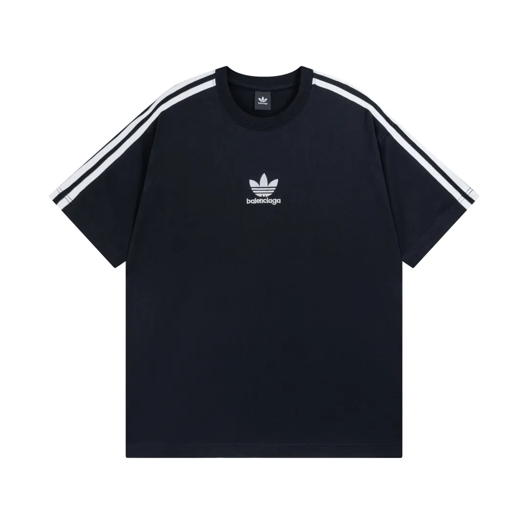 🅿️186 Detailed picture [Top version. Official website quality] BALENCI*GA/Paris co-branded Adidas Adidas clover three-stripe LOGO embroidered short-sleeved T-shirt# The fabric is made of Paris ZP custom-woven and dyed cotton double yarn. Weighing 260 grams, the cloth surface is clean. The cloth pattern is clear, soft and comfortable. The threads are dyed with no color difference. The classic pattern embroidery uses imported embroidery, and the letters are clear, three-dimensional and without rough edges. Jubie market produces pictures based on pictures. Welcome to compare. The version adopts OS loose shoulder design. Same style for men and women. Code: BL223018 Color: black, white, blue, pink, royal blue, red Size: XS to L