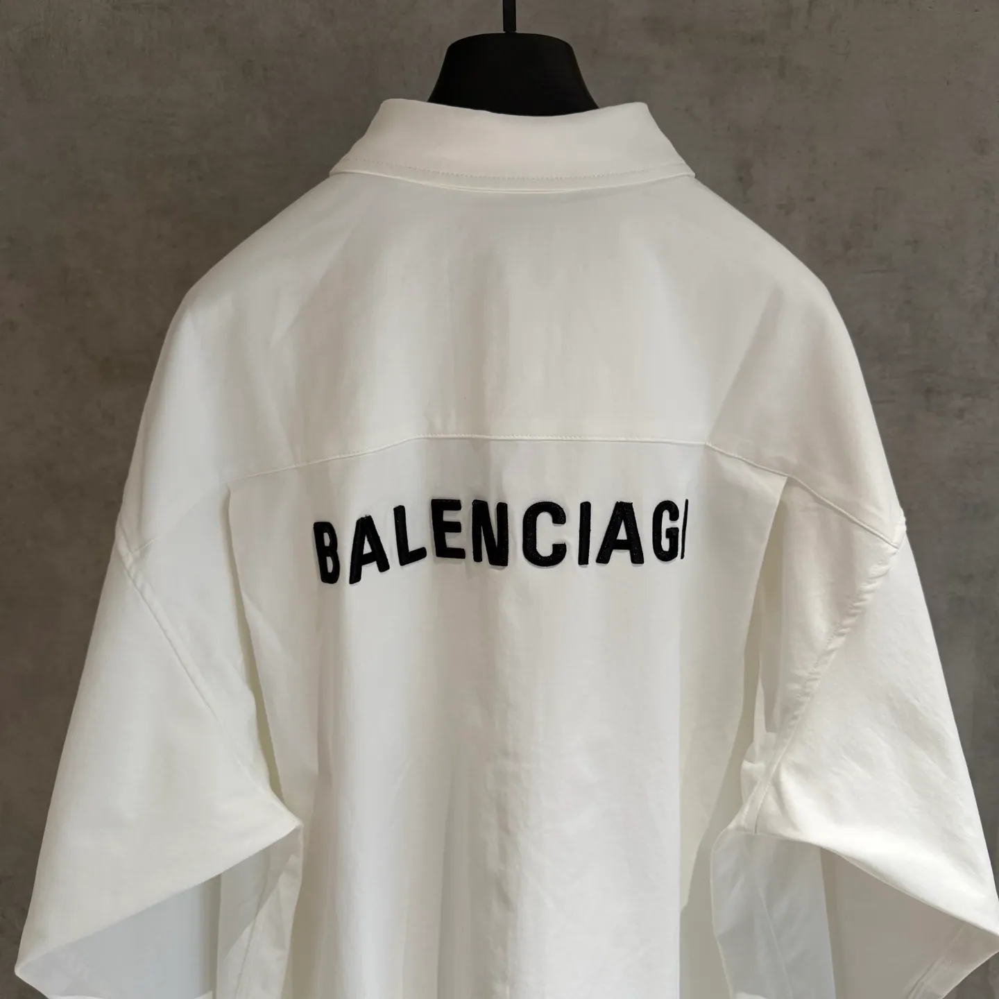 🅿️360 [Strict quality control] BALENCIAGA Balenciaga oversized outline embroidered shirt. Customized classic double-sided thick long-staple cotton Paris shirt material. The texture is visible to the naked eye. The upper body is three-dimensional and stylish. It is close-fitting, comfortable and soft. The left breast pocket on the front panel is decorated with Balenciaga embroidery on the back panel to make the stereotype of the shirt trendy and lively. It has both spontaneity and relaxation. It conveys a sense of high-end and fashion is born from this. Black and white 2 colors Size: M-2XL