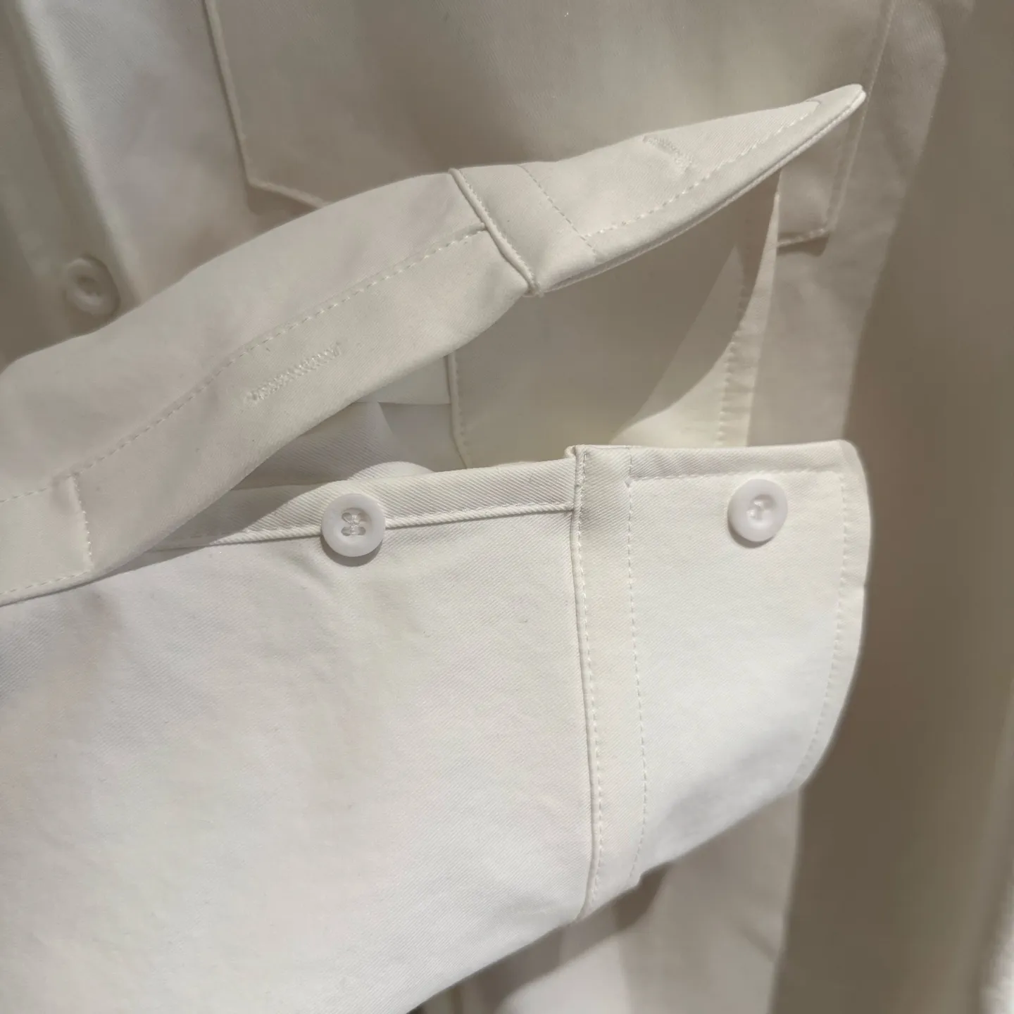 🅿️360 [Strict quality control] BALENCIAGA Balenciaga oversized outline embroidered shirt. Customized classic double-sided thick long-staple cotton Paris shirt material. The texture is visible to the naked eye. The upper body is three-dimensional and stylish. It is close-fitting, comfortable and soft. The left breast pocket on the front panel is decorated with Balenciaga embroidery on the back panel to make the stereotype of the shirt trendy and lively. It has both spontaneity and relaxation. It conveys a sense of high-end and fashion is born from this. Black and white 2 colors Size: M-2XL
