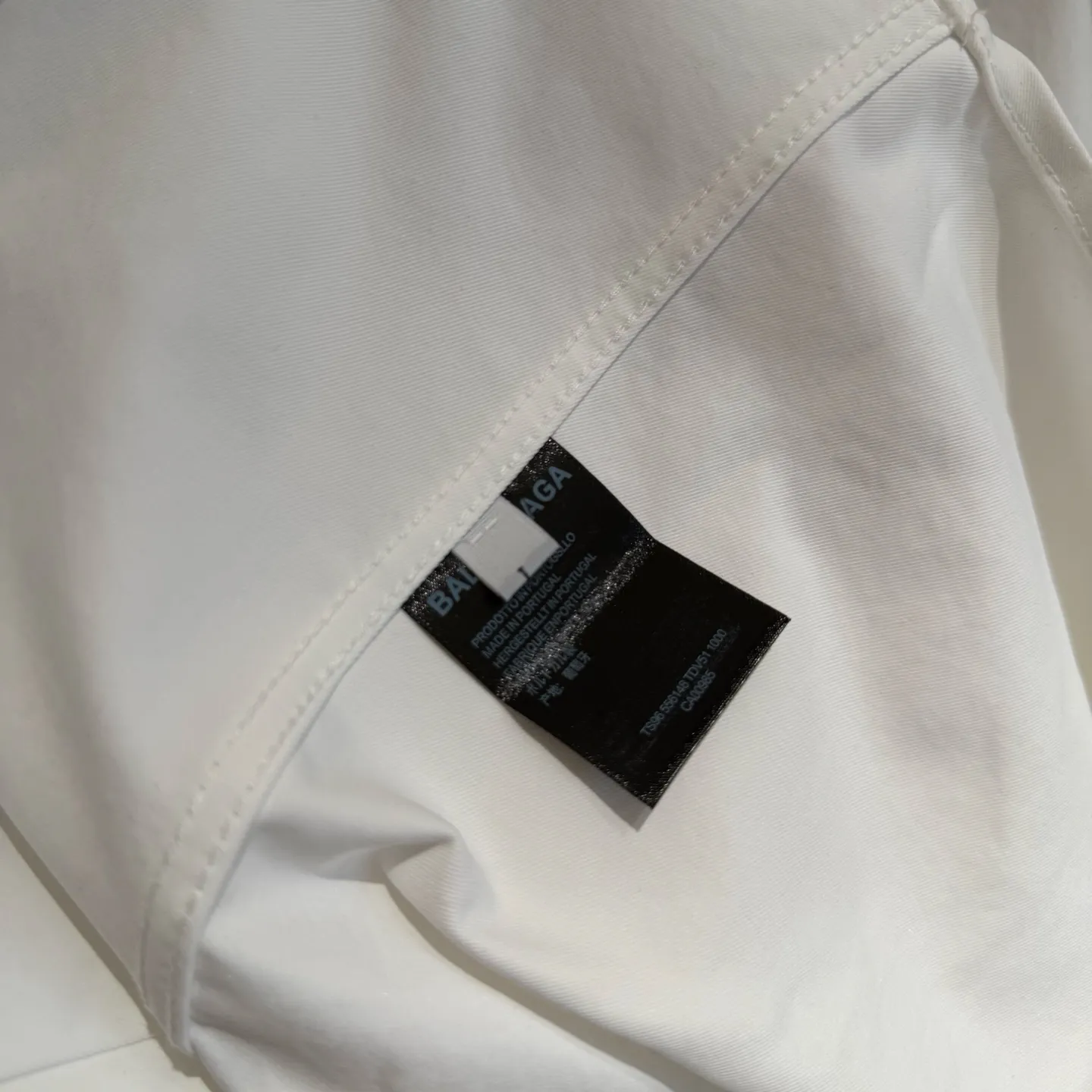 🅿️360 [Strict quality control] BALENCIAGA Balenciaga oversized outline embroidered shirt. Customized classic double-sided thick long-staple cotton Paris shirt material. The texture is visible to the naked eye. The upper body is three-dimensional and stylish. It is close-fitting, comfortable and soft. The left breast pocket on the front panel is decorated with Balenciaga embroidery on the back panel to make the stereotype of the shirt trendy and lively. It has both spontaneity and relaxation. It conveys a sense of high-end and fashion is born from this. Black and white 2 colors Size: M-2XL