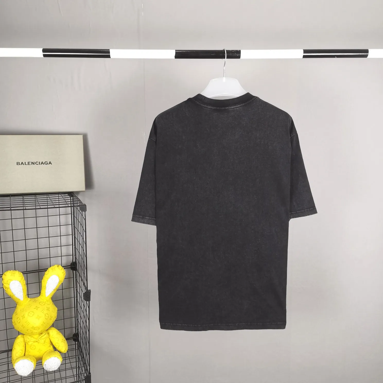 The new top-notch proven version BALENCIAGA Paris designer 2022 spring and summer style Crown Wheatear 1917 letter cracked print short shaft T-shirt is the same style for men and women couples, a huge cost single product. In terms of fabric alone, 26S 280g double-ply double-yarn plain cotton fabric, plus the fabric needs to be pre-shrunk in advance and then fried and aged, is enough to drink a pot! The printing uses Kornit digital direct injection cracking process. Because it is glued, there is no need to worry about the printing falling off if it bursts. A full set of customized accessories, synchronized at the counter, and consistent coding. Color: Washed Black White Size: XS-L P:280