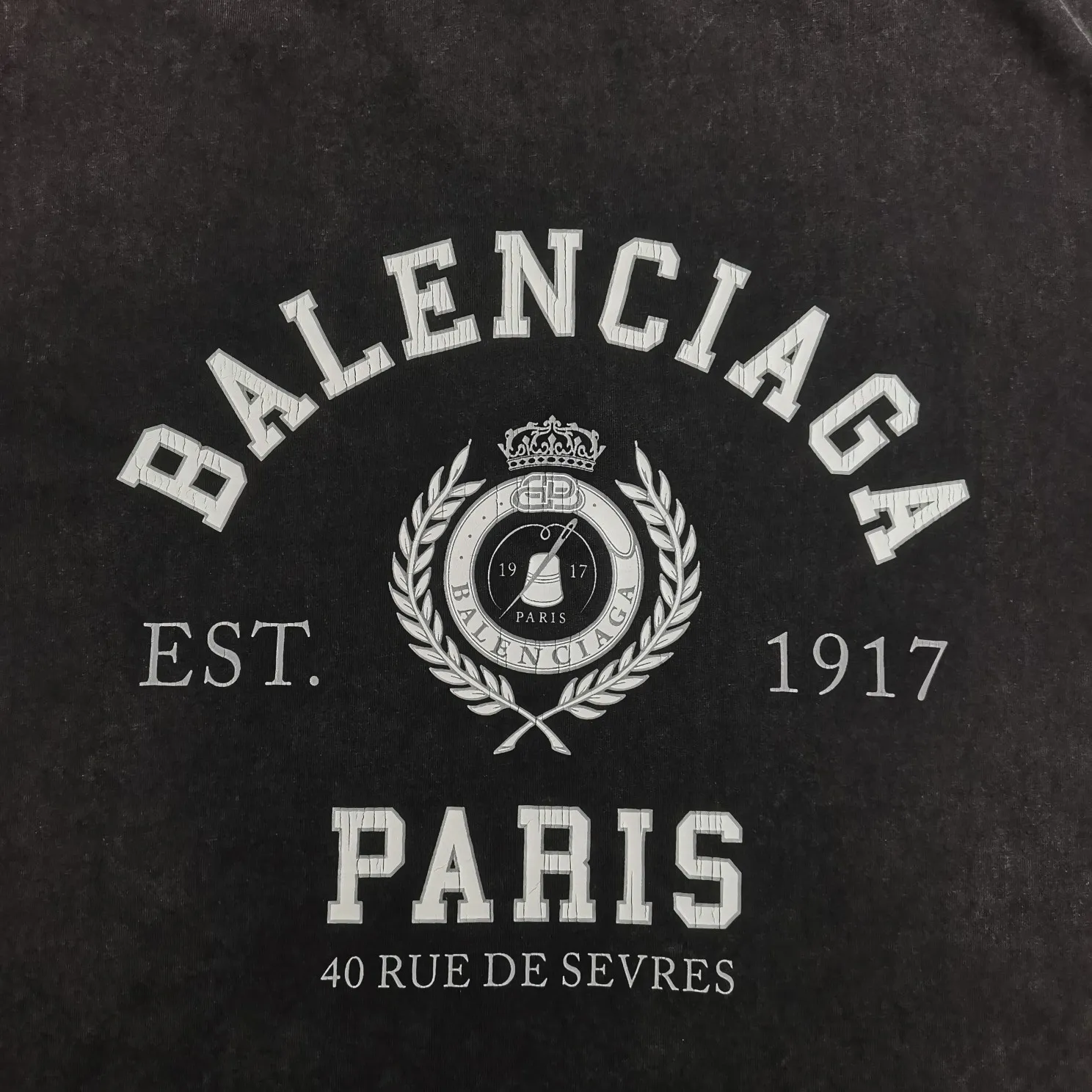 The new top-notch proven version BALENCIAGA Paris designer 2022 spring and summer style Crown Wheatear 1917 letter cracked print short shaft T-shirt is the same style for men and women couples, a huge cost single product. In terms of fabric alone, 26S 280g double-ply double-yarn plain cotton fabric, plus the fabric needs to be pre-shrunk in advance and then fried and aged, is enough to drink a pot! The printing uses Kornit digital direct injection cracking process. Because it is glued, there is no need to worry about the printing falling off if it bursts. A full set of customized accessories, synchronized at the counter, and consistent coding. Color: Washed Black White Size: XS-L P:280