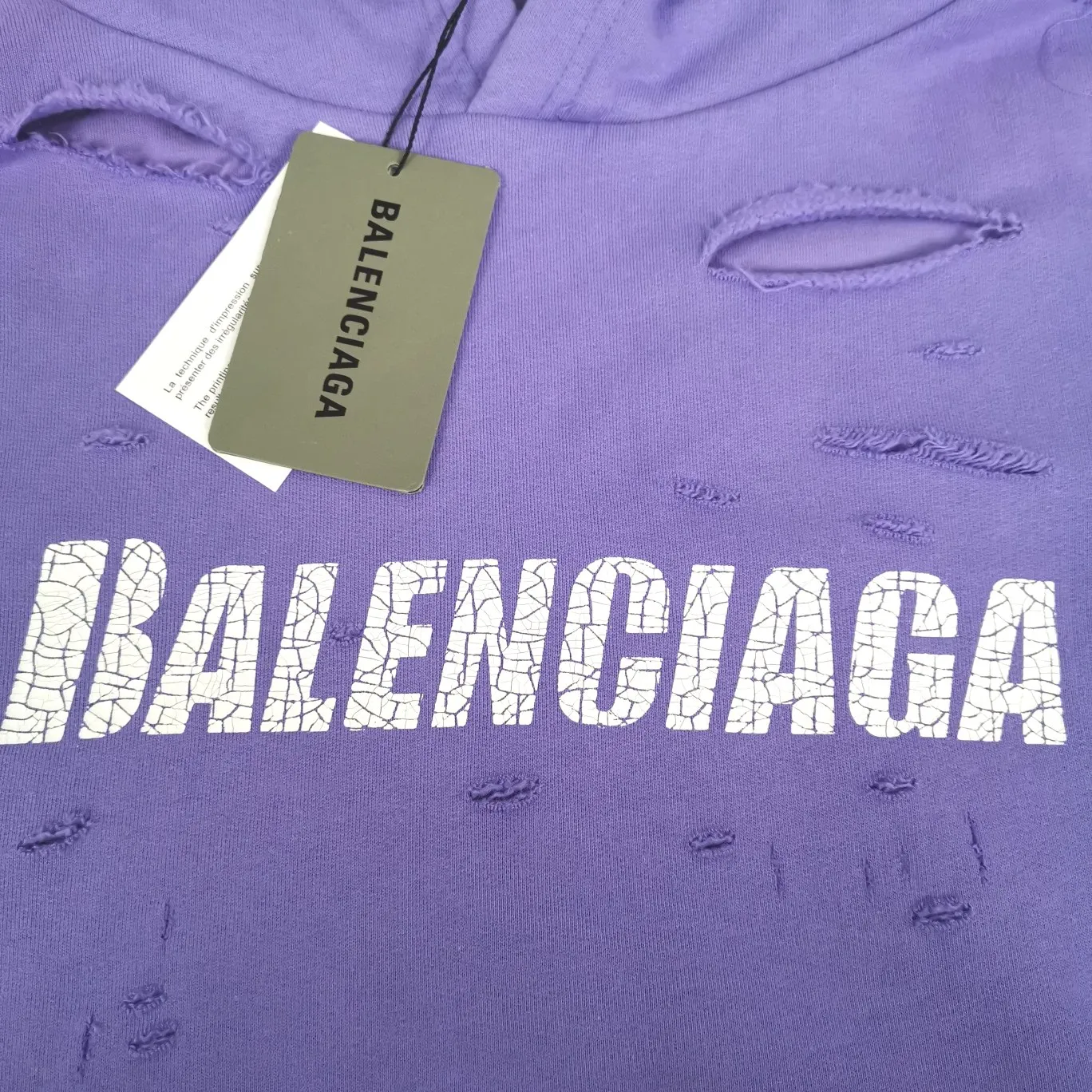 The top tested version of BALENCIAGA's Basic Cracked Sweatshirts and Hoodies for Male and Female Couples Stars can be said to be the most popular item among all the popular items. It has become popular on major self-media e-commerce platforms such as Xiaohongshu and Dewu. Heavy industrial craftsmanship tests the skills of lathes and printing techniques. Huge cost! Fabric: The outer fabric is made of 460g pure cotton fish scale terry fabric + the inner liner is 260g combed cotton. The weight of the ready-made garment exceeds 1kg, which can ❗️100%❗️ restore the drape of zp. The cost of fabric is over one hundred yuan. Washing process: After making the garment, the holes are polished by hand, and then washed to make it look old. The process is extremely complicated! There are more than 200 holes in the entire dress. The collar, cuffs, and hem are torn by hand (with pliers) rather than frayed. This is a more important detail.  Thread: dyed in the same vat with no color difference. Printing: made of special cracked material to achieve the ultimate in breathability and aesthetics! Just like the patterns on a turtle’s back, each one is different!  Accessories: Complete set of customized accessories + Sydney paper Size: XS-L (maximum wear: 230 catties) Color: blue black white purple red cyan P: 570