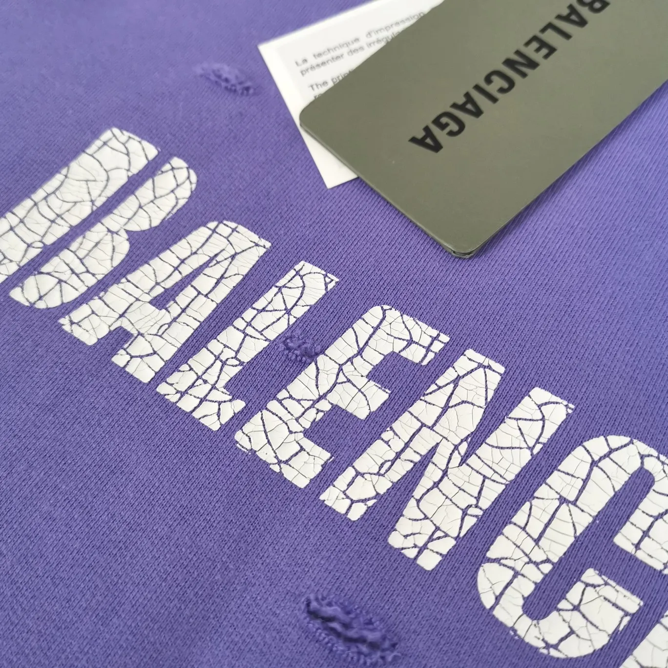The top tested version of BALENCIAGA's Basic Cracked Sweatshirts and Hoodies for Male and Female Couples Stars can be said to be the most popular item among all the popular items. It has become popular on major self-media e-commerce platforms such as Xiaohongshu and Dewu. Heavy industrial craftsmanship tests the skills of lathes and printing techniques. Huge cost! Fabric: The outer fabric is made of 460g pure cotton fish scale terry fabric + the inner liner is 260g combed cotton. The weight of the ready-made garment exceeds 1kg, which can ❗️100%❗️ restore the drape of zp. The cost of fabric is over one hundred yuan. Washing process: After making the garment, the holes are polished by hand, and then washed to make it look old. The process is extremely complicated! There are more than 200 holes in the entire dress. The collar, cuffs, and hem are torn by hand (with pliers) rather than frayed. This is a more important detail.  Thread: dyed in the same vat with no color difference. Printing: made of special cracked material to achieve the ultimate in breathability and aesthetics! Just like the patterns on a turtle’s back, each one is different!  Accessories: Complete set of customized accessories + Sydney paper Size: XS-L (maximum wear: 230 catties) Color: blue black white purple red cyan P: 570