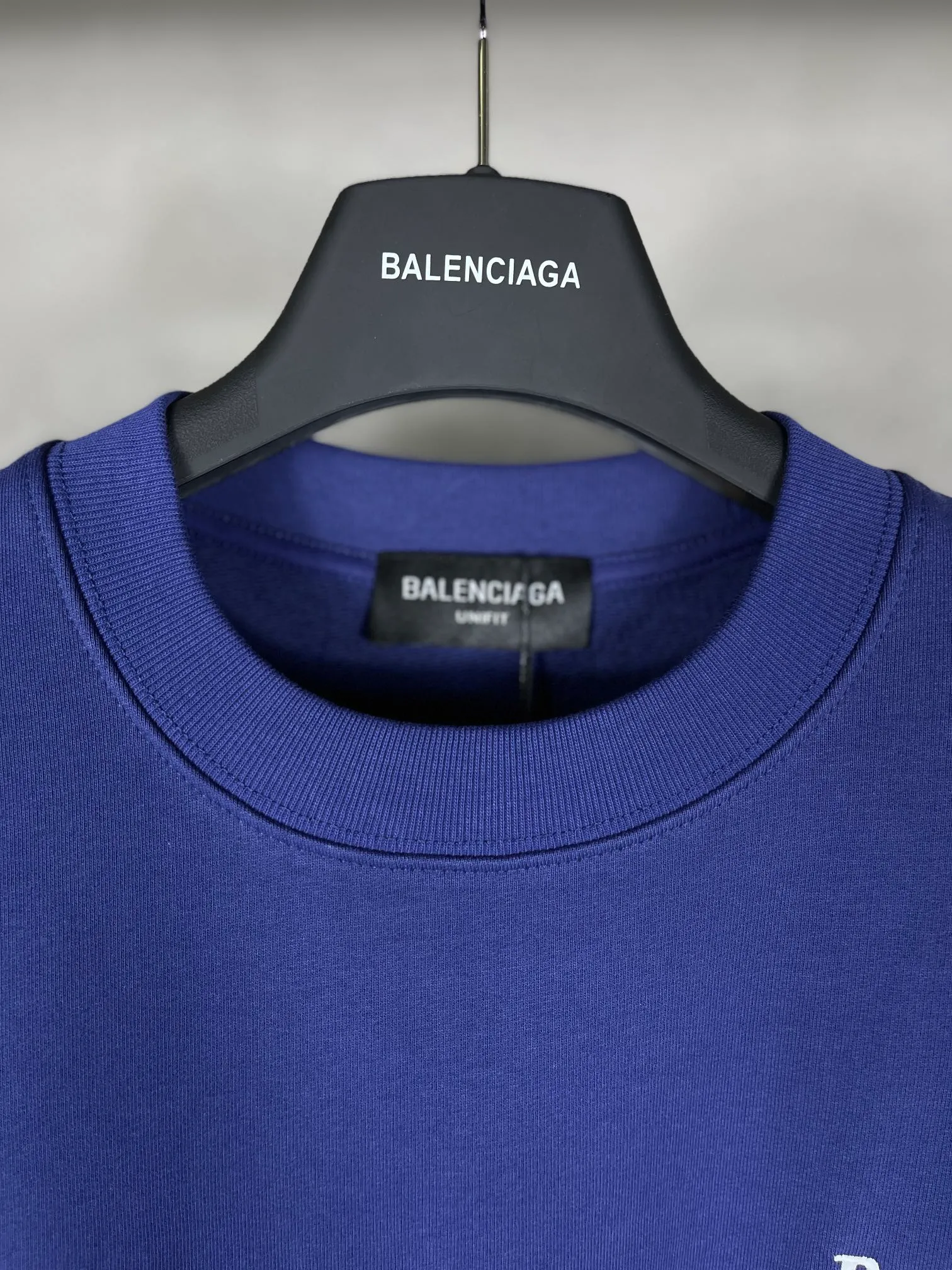🅿️240 real photos [Top version. Official website quality] BALENCI*GA/Paris #classic style. Coke embroidered round neck sweatshirt. The fabric is made of Paris ZP custom-woven and dyed cotton sweatshirt. The weight is 450 grams. The cloth surface is clean. The cloth pattern is clear, soft and comfortable. The threads are dyed with no color difference. The classic pattern embroidery uses an imported embroidery machine, and the embroidery thread color is embroidered according to the original color. It is produced according to the pictures in the Jubie market. The letters are clear. The three-dimensional effect is strong. The version adopts the OS loose shoulder version. The same style for men and women. Coding: BL235565 Color: black, white, dark gray, blue, off-white Size: XS S M L