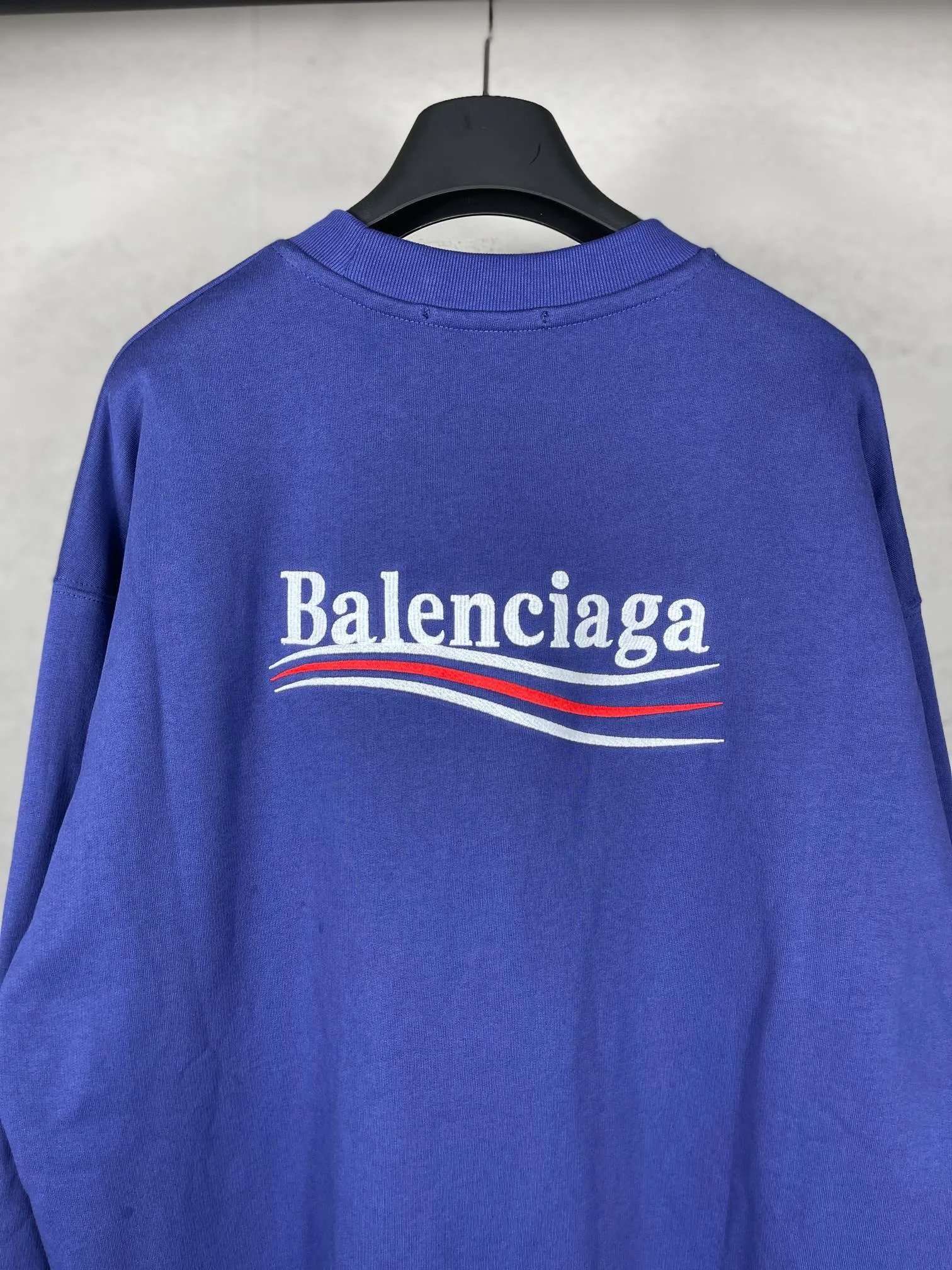 🅿️240 real photos [Top version. Official website quality] BALENCI*GA/Paris #classic style. Coke embroidered round neck sweatshirt. The fabric is made of Paris ZP custom-woven and dyed cotton sweatshirt. The weight is 450 grams. The cloth surface is clean. The cloth pattern is clear, soft and comfortable. The threads are dyed with no color difference. The classic pattern embroidery uses an imported embroidery machine, and the embroidery thread color is embroidered according to the original color. It is produced according to the pictures in the Jubie market. The letters are clear. The three-dimensional effect is strong. The version adopts the OS loose shoulder version. The same style for men and women. Coding: BL235565 Color: black, white, dark gray, blue, off-white Size: XS S M L