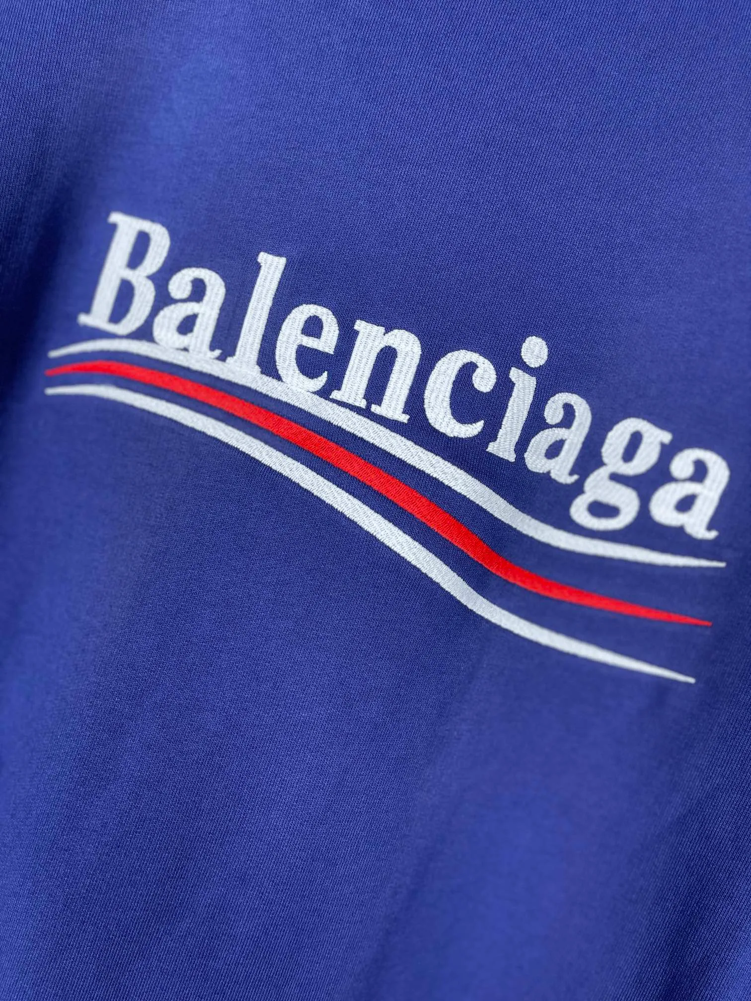 🅿️240 real photos [Top version. Official website quality] BALENCI*GA/Paris #classic style. Coke embroidered round neck sweatshirt. The fabric is made of Paris ZP custom-woven and dyed cotton sweatshirt. The weight is 450 grams. The cloth surface is clean. The cloth pattern is clear, soft and comfortable. The threads are dyed with no color difference. The classic pattern embroidery uses an imported embroidery machine, and the embroidery thread color is embroidered according to the original color. It is produced according to the pictures in the Jubie market. The letters are clear. The three-dimensional effect is strong. The version adopts the OS loose shoulder version. The same style for men and women. Coding: BL235565 Color: black, white, dark gray, blue, off-white Size: XS S M L