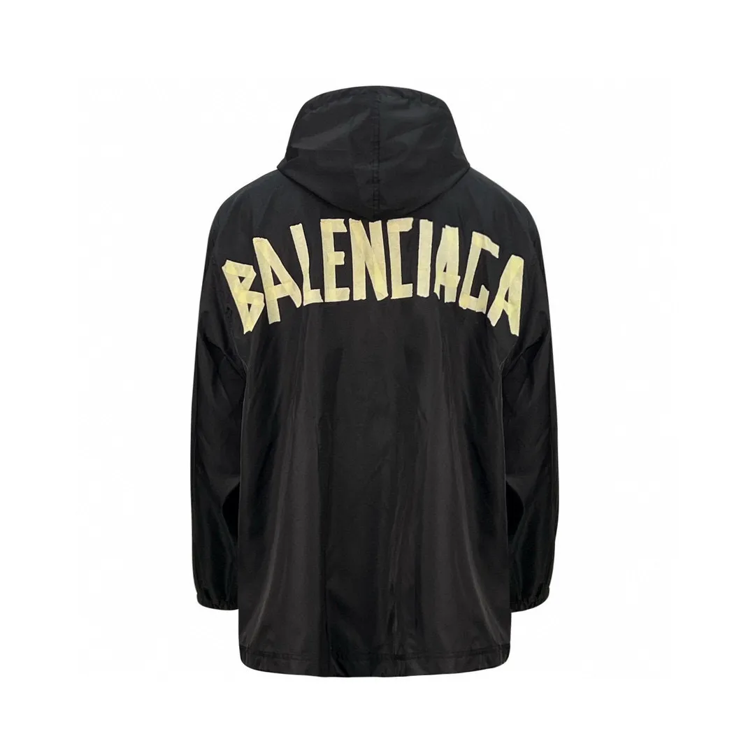 🅿️670 [Exclusive supply] BLCG 23FW Masking Tape Jacket. Original purchase and development of 19,000 yuan. The fabric is made of customized nylon three-proof technology fabric. Windproof, rainproof, lightproof, three-proof barrier. Excellent texture. It is based on pure black to support all edges. The front panel is carefully carved with homogeneous clean fit. The rear panel is Paris Tape Type. The logo blooms quietly on the deep black background. The front is minimalist and the back is statement. Fully recognizable. Foldable drawstring design allows free switching between protection and silhouette. Ultimate integration of function and aesthetics. High-end sense. Defines extraordinary taste, holographic authenticity heat transfer process. Realizes original visual restoration at the molecular level. Uses 3D scanning modeling. Dynamic pressure gradient transfer is used to transfer the Tape Type logo. Neat and beautiful, Paris English alphabet pattern. After 8 manual scanning and debugging Through the dual control of industrial-grade three-dimensional scanning and manual calibration, the light and shadow levels and texture details of the overlapping parts of the letters are accurately captured to ensure that every line is clear and sharp. The overlapping parts are clear and non-adhesive. The template machine opens the bag. The preset template guides the position, shape and size of the bag opening. The accuracy ensures the quality of the bag opening effect. Size:1-2-3-4