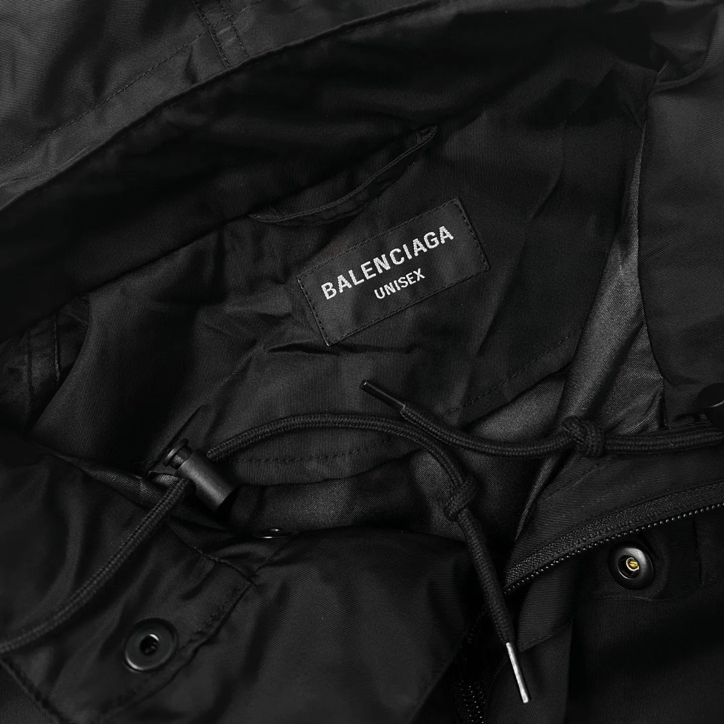 🅿️670 [Exclusive supply] BLCG 23FW Masking Tape Jacket. Original purchase and development of 19,000 yuan. The fabric is made of customized nylon three-proof technology fabric. Windproof, rainproof, lightproof, three-proof barrier. Excellent texture. It is based on pure black to support all edges. The front panel is carefully carved with homogeneous clean fit. The rear panel is Paris Tape Type. The logo blooms quietly on the deep black background. The front is minimalist and the back is statement. Fully recognizable. Foldable drawstring design allows free switching between protection and silhouette. Ultimate integration of function and aesthetics. High-end sense. Defines extraordinary taste, holographic authenticity heat transfer process. Realizes original visual restoration at the molecular level. Uses 3D scanning modeling. Dynamic pressure gradient transfer is used to transfer the Tape Type logo. Neat and beautiful, Paris English alphabet pattern. After 8 manual scanning and debugging Through the dual control of industrial-grade three-dimensional scanning and manual calibration, the light and shadow levels and texture details of the overlapping parts of the letters are accurately captured to ensure that every line is clear and sharp. The overlapping parts are clear and non-adhesive. The template machine opens the bag. The preset template guides the position, shape and size of the bag opening. The accuracy ensures the quality of the bag opening effect. Size:1-2-3-4