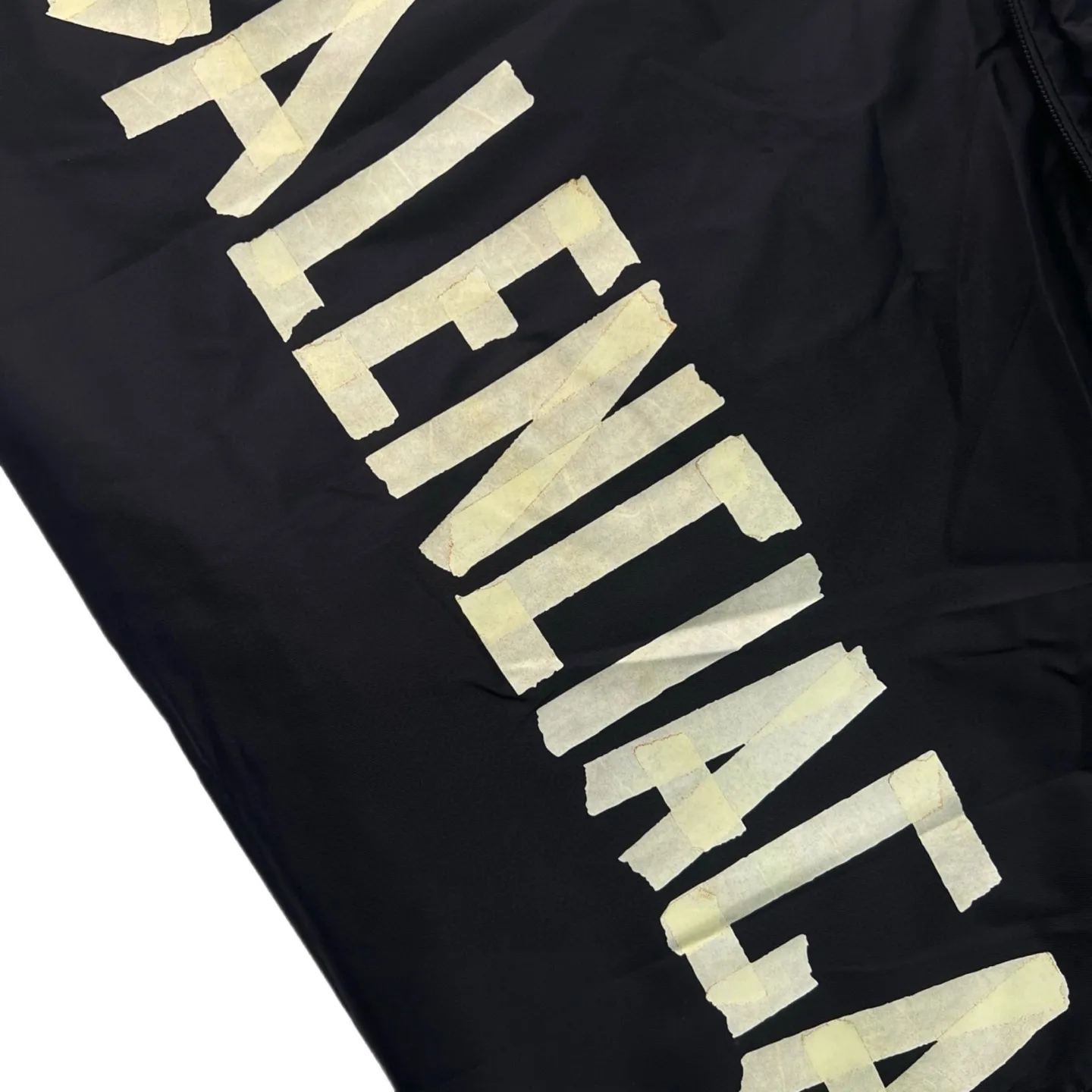 🅿️670 [Exclusive supply] BLCG 23FW Masking Tape Jacket. Original purchase and development of 19,000 yuan. The fabric is made of customized nylon three-proof technology fabric. Windproof, rainproof, lightproof, three-proof barrier. Excellent texture. It is based on pure black to support all edges. The front panel is carefully carved with homogeneous clean fit. The rear panel is Paris Tape Type. The logo blooms quietly on the deep black background. The front is minimalist and the back is statement. Fully recognizable. Foldable drawstring design allows free switching between protection and silhouette. Ultimate integration of function and aesthetics. High-end sense. Defines extraordinary taste, holographic authenticity heat transfer process. Realizes original visual restoration at the molecular level. Uses 3D scanning modeling. Dynamic pressure gradient transfer is used to transfer the Tape Type logo. Neat and beautiful, Paris English alphabet pattern. After 8 manual scanning and debugging Through the dual control of industrial-grade three-dimensional scanning and manual calibration, the light and shadow levels and texture details of the overlapping parts of the letters are accurately captured to ensure that every line is clear and sharp. The overlapping parts are clear and non-adhesive. The template machine opens the bag. The preset template guides the position, shape and size of the bag opening. The accuracy ensures the quality of the bag opening effect. Size:1-2-3-4