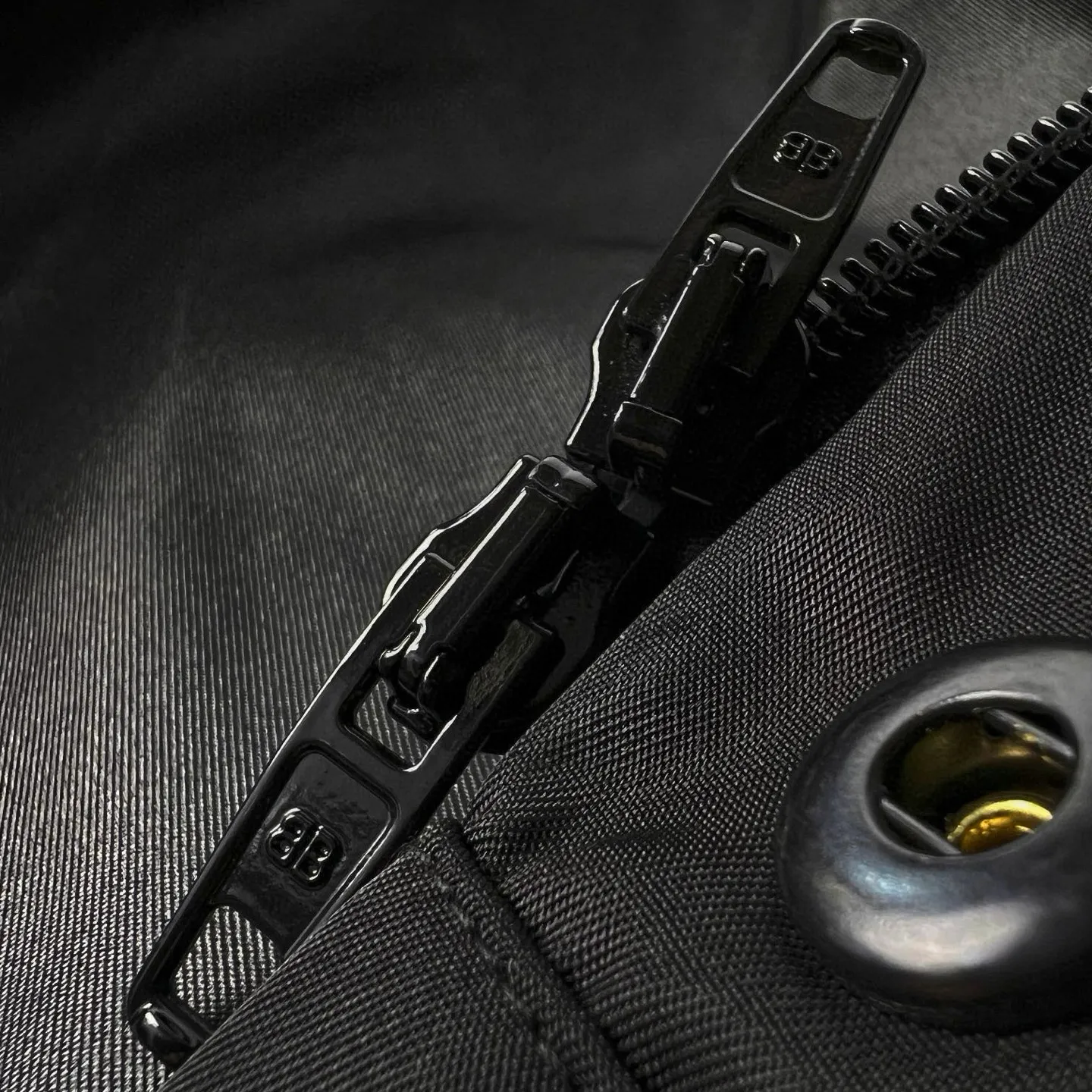 🅿️670 [Exclusive supply] BLCG 23FW Masking Tape Jacket. Original purchase and development of 19,000 yuan. The fabric is made of customized nylon three-proof technology fabric. Windproof, rainproof, lightproof, three-proof barrier. Excellent texture. It is based on pure black to support all edges. The front panel is carefully carved with homogeneous clean fit. The rear panel is Paris Tape Type. The logo blooms quietly on the deep black background. The front is minimalist and the back is statement. Fully recognizable. Foldable drawstring design allows free switching between protection and silhouette. Ultimate integration of function and aesthetics. High-end sense. Defines extraordinary taste, holographic authenticity heat transfer process. Realizes original visual restoration at the molecular level. Uses 3D scanning modeling. Dynamic pressure gradient transfer is used to transfer the Tape Type logo. Neat and beautiful, Paris English alphabet pattern. After 8 manual scanning and debugging Through the dual control of industrial-grade three-dimensional scanning and manual calibration, the light and shadow levels and texture details of the overlapping parts of the letters are accurately captured to ensure that every line is clear and sharp. The overlapping parts are clear and non-adhesive. The template machine opens the bag. The preset template guides the position, shape and size of the bag opening. The accuracy ensures the quality of the bag opening effect. Size:1-2-3-4