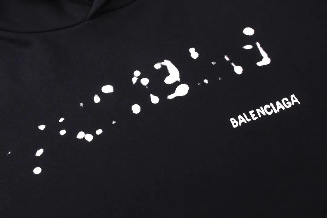 🅿️296 Detailed picture [Top version. Official website quality] BALENCI*GA/Paris BALENCI*GA# 2023 new autumn and winter style, blurred letter shadow printed hooded sweatshirt. Brick cabinet synchronization. The fabric is made of Paris ZP custom-woven and dyed cotton terry Davidson. The weight is 450 grams. The cloth surface is clean. The cloth texture is clear. Soft and comfortable. Good color fastness. Not easy to change color. The threads are woven and dyed with no color difference. The printing uses imported environmentally friendly rubber paddles, cutting piece positioning, precision stencils, fine LOGO letters, clear letters, no burrs. The effect is three-dimensional, which is different from ordinary printing in the market. Restore brick cabinets. The version adopts OS loose shoulder design. Same style for men and women. Code: BL238013 Color: Black Size: XS S M L