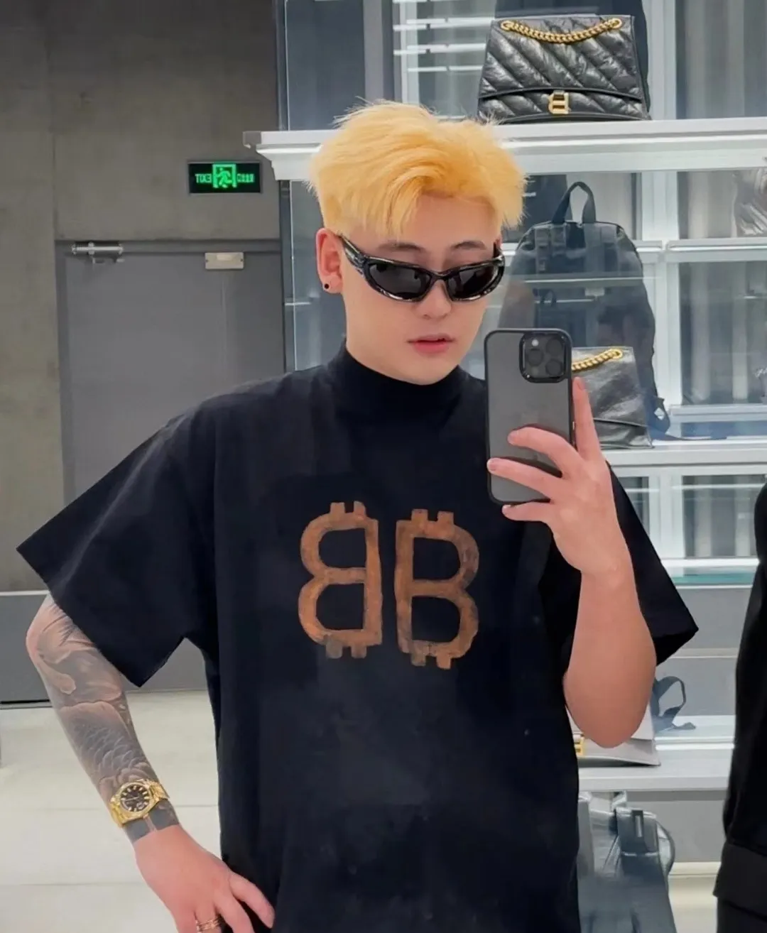 🎀Hot model pictures🎀【New arrival】Top version BALENCIAGA 23SS distressed and dirty orange double B mud dyed orange BB printed round neck pure cotton short-sleeved T-shirts for male and female couples stars. Use special dirty and distressed technology, artificially painted double B pattern, pure cotton soft fabric, color contrast dyeing fabric, ultra-fine flat screen printing process, full of fashion sense, custom dyeing pure cotton fabric 260g heavy worsted, breathable cotton fabric contrast dyeing The feel of cotton is strong at first hand. The yp version has not been changed. The small collar + short cuffs can be worn to create the effect of the model's upper body. The double B letter pattern is designed with old elements to create a dirty effect. Thermosetting ink printing uses chemical ink as the pigment. It needs high temperature drying to solidify the ink on the fabric. The unique dirty and holey old effect. The heavy pure cotton material is deliberately treated with local parts to create the effect of wear and tear, combined with the rust stains and pollution color effects to create a polluted appearance. Color; Black Size; XS-L P:280