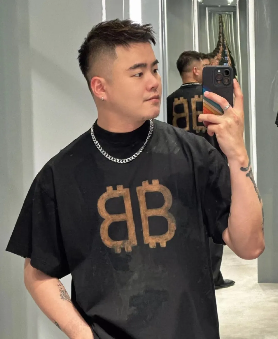 🎀Hot model pictures🎀【New arrival】Top version BALENCIAGA 23SS distressed and dirty orange double B mud dyed orange BB printed round neck pure cotton short-sleeved T-shirts for male and female couples stars. Use special dirty and distressed technology, artificially painted double B pattern, pure cotton soft fabric, color contrast dyeing fabric, ultra-fine flat screen printing process, full of fashion sense, custom dyeing pure cotton fabric 260g heavy worsted, breathable cotton fabric contrast dyeing The feel of cotton is strong at first hand. The yp version has not been changed. The small collar + short cuffs can be worn to create the effect of the model's upper body. The double B letter pattern is designed with old elements to create a dirty effect. Thermosetting ink printing uses chemical ink as the pigment. It needs high temperature drying to solidify the ink on the fabric. The unique dirty and holey old effect. The heavy pure cotton material is deliberately treated with local parts to create the effect of wear and tear, combined with the rust stains and pollution color effects to create a polluted appearance. Color; Black Size; XS-L P:280