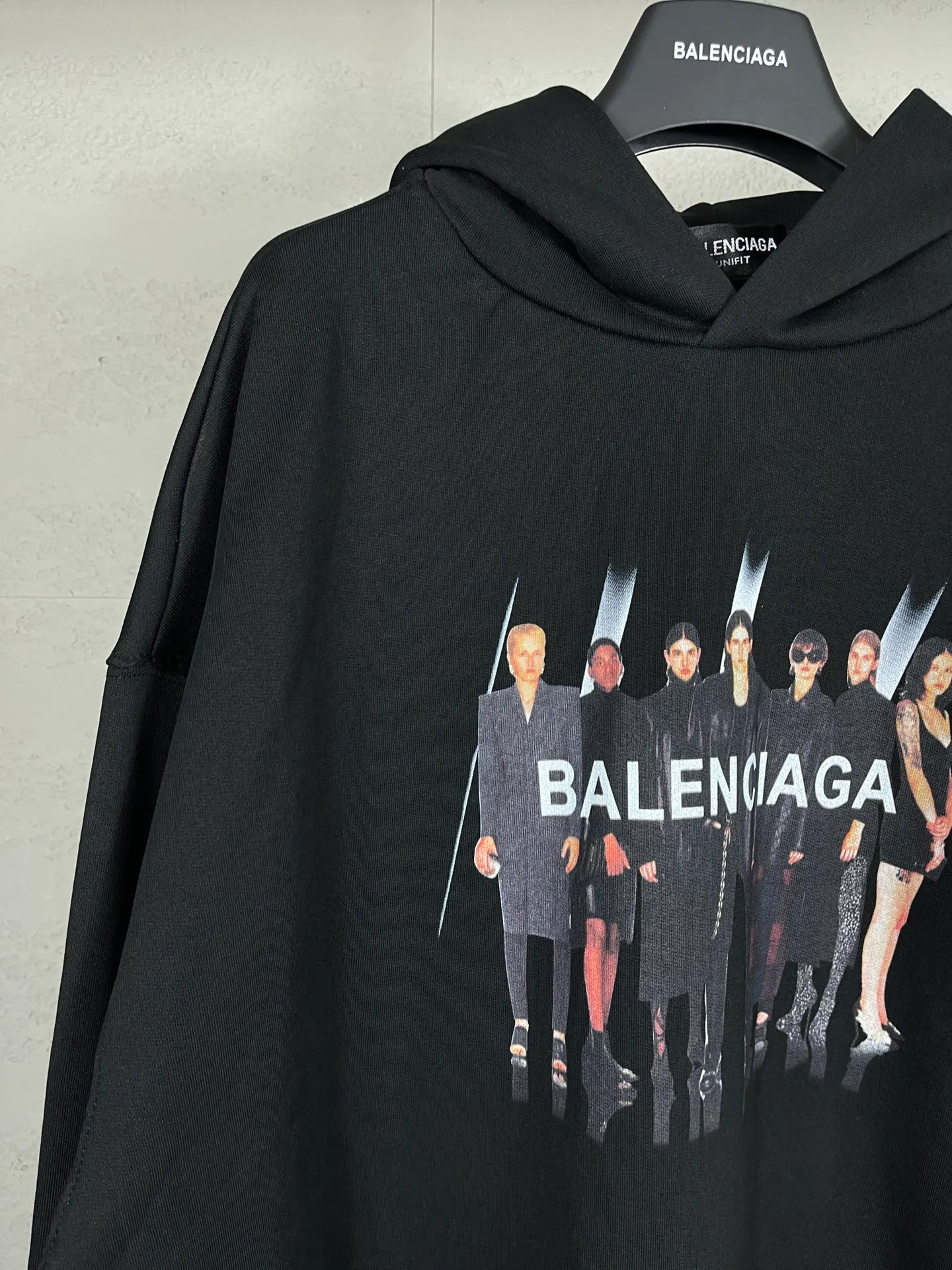 🅿️310 real photos [Top version. Official website quality] BALENCI*GA/Paris. Classic style. 22SS#BALENCI*GA# Portrait band direct-printed hooded sweatshirt. Brick cabinet synchronization. The fabric is made of Paris ZP custom-woven and dyed cotton sweatshirt. The weight is 450 grams, the cloth surface is clean. The cloth pattern is clear, soft and comfortable. The threads are woven and dyed with no color difference. The classic pattern is printed with Kornit direct-injection printing, which has no hand feel and a three-dimensional effect, restoring the brick cabinet. The version adopts the OS loose shoulder version. Same style for men and women. Code: BL238055 Color: Black. White. Medium gray Size: XS S M L