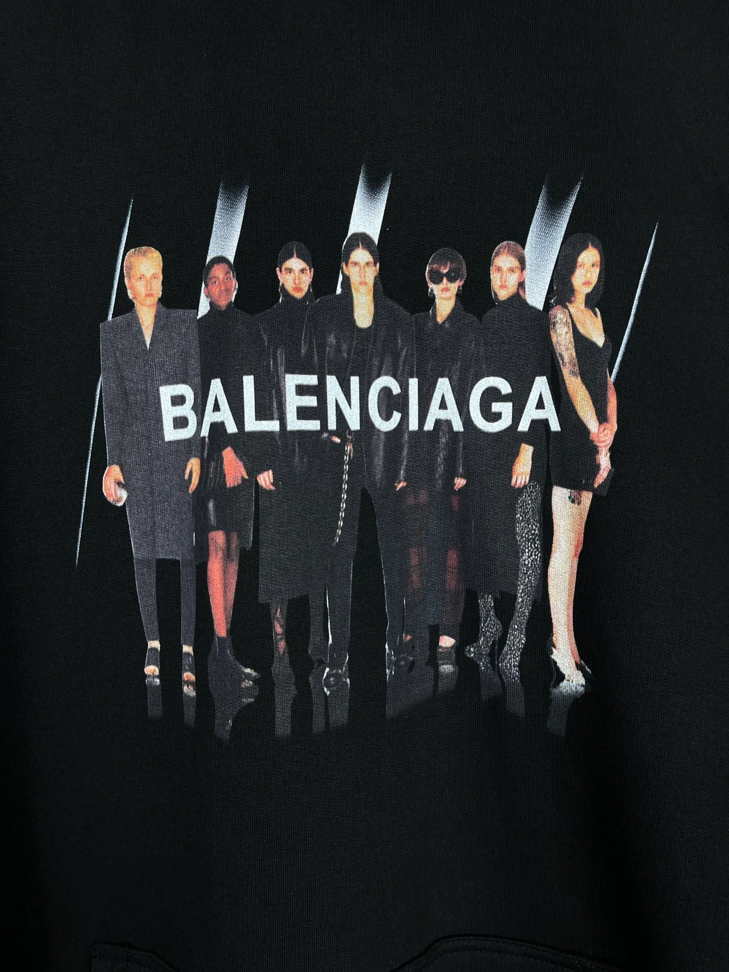 🅿️310 real photos [Top version. Official website quality] BALENCI*GA/Paris. Classic style. 22SS#BALENCI*GA# Portrait band direct-printed hooded sweatshirt. Brick cabinet synchronization. The fabric is made of Paris ZP custom-woven and dyed cotton sweatshirt. The weight is 450 grams, the cloth surface is clean. The cloth pattern is clear, soft and comfortable. The threads are woven and dyed with no color difference. The classic pattern is printed with Kornit direct-injection printing, which has no hand feel and a three-dimensional effect, restoring the brick cabinet. The version adopts the OS loose shoulder version. Same style for men and women. Code: BL238055 Color: Black. White. Medium gray Size: XS S M L