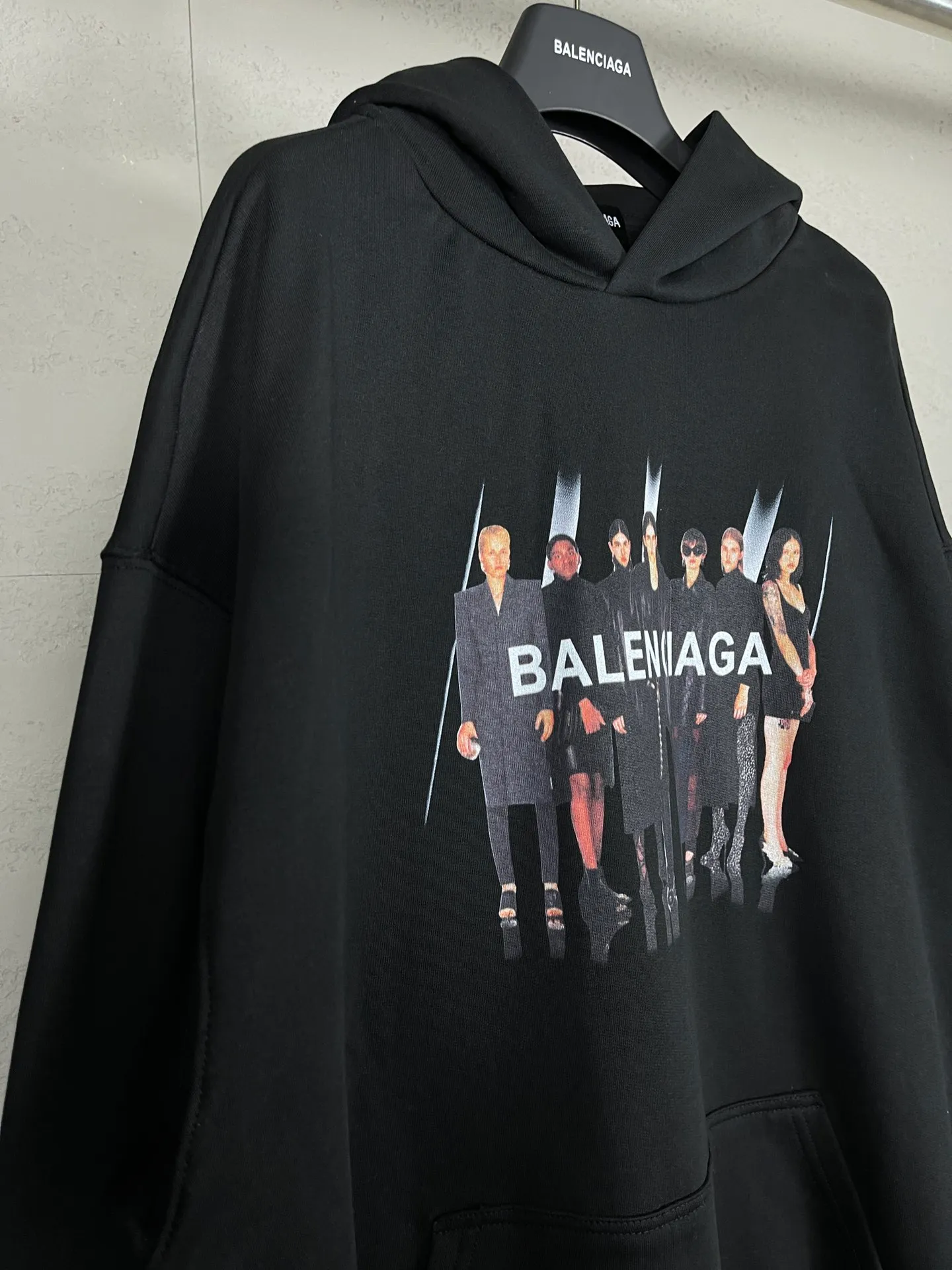 🅿️310 real photos [Top version. Official website quality] BALENCI*GA/Paris. Classic style. 22SS#BALENCI*GA# Portrait band direct-printed hooded sweatshirt. Brick cabinet synchronization. The fabric is made of Paris ZP custom-woven and dyed cotton sweatshirt. The weight is 450 grams, the cloth surface is clean. The cloth pattern is clear, soft and comfortable. The threads are woven and dyed with no color difference. The classic pattern is printed with Kornit direct-injection printing, which has no hand feel and a three-dimensional effect, restoring the brick cabinet. The version adopts the OS loose shoulder version. Same style for men and women. Code: BL238055 Color: Black. White. Medium gray Size: XS S M L