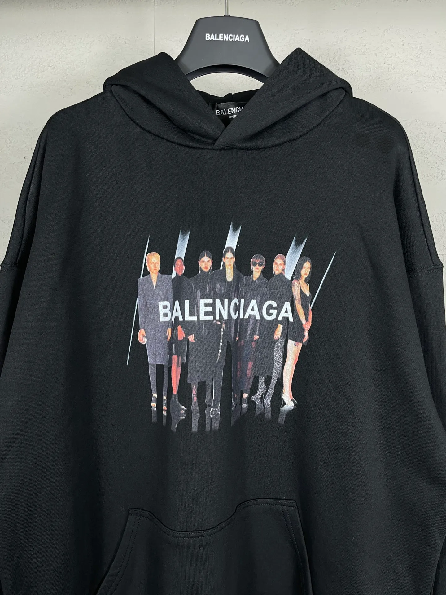 🅿️310 real photos [Top version. Official website quality] BALENCI*GA/Paris. Classic style. 22SS#BALENCI*GA# Portrait band direct-printed hooded sweatshirt. Brick cabinet synchronization. The fabric is made of Paris ZP custom-woven and dyed cotton sweatshirt. The weight is 450 grams, the cloth surface is clean. The cloth pattern is clear, soft and comfortable. The threads are woven and dyed with no color difference. The classic pattern is printed with Kornit direct-injection printing, which has no hand feel and a three-dimensional effect, restoring the brick cabinet. The version adopts the OS loose shoulder version. Same style for men and women. Code: BL238055 Color: Black. White. Medium gray Size: XS S M L