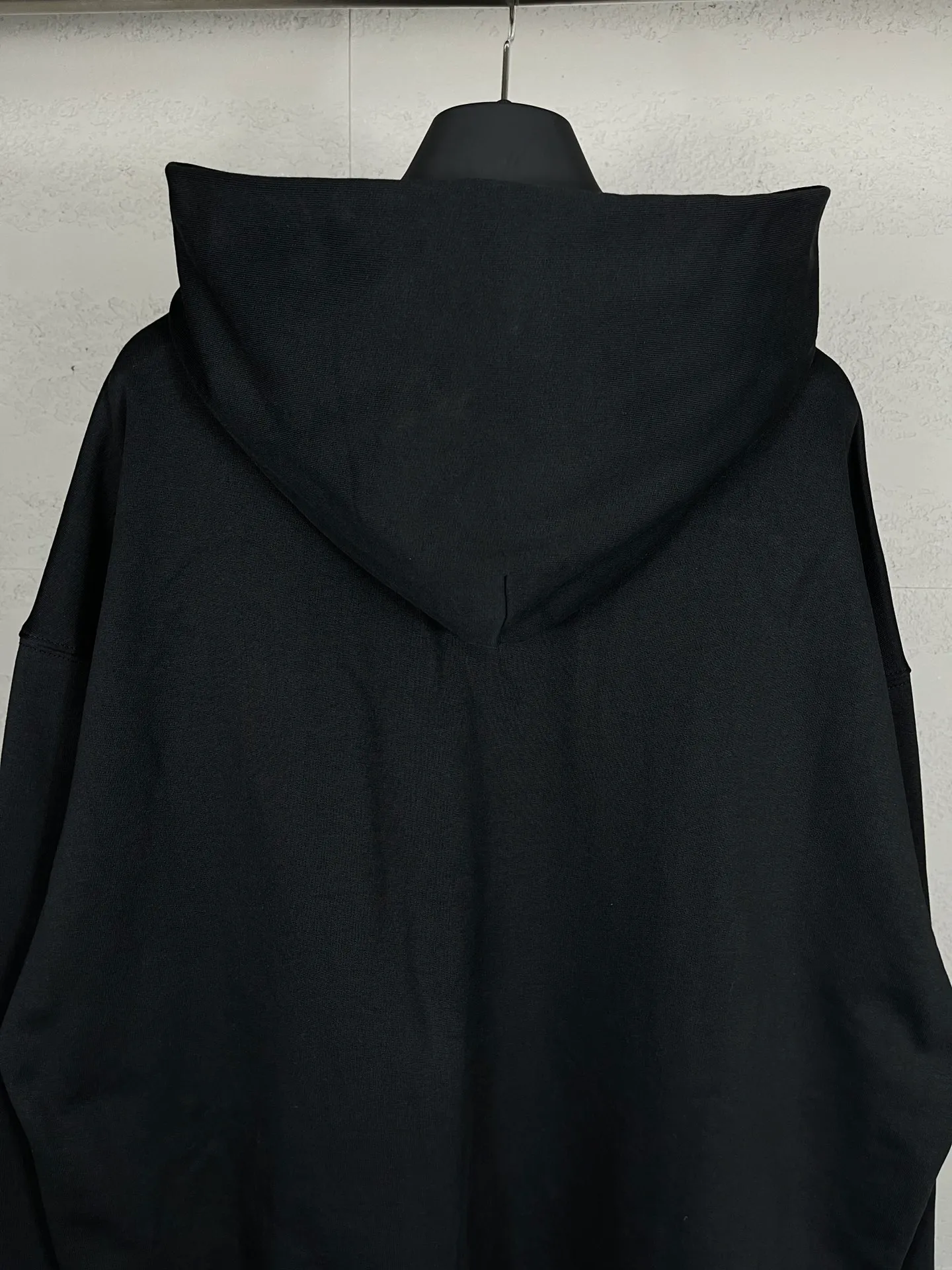🅿️310 real photos [Top version. Official website quality] BALENCI*GA/Paris. Classic style. 22SS#BALENCI*GA# Portrait band direct-printed hooded sweatshirt. Brick cabinet synchronization. The fabric is made of Paris ZP custom-woven and dyed cotton sweatshirt. The weight is 450 grams, the cloth surface is clean. The cloth pattern is clear, soft and comfortable. The threads are woven and dyed with no color difference. The classic pattern is printed with Kornit direct-injection printing, which has no hand feel and a three-dimensional effect, restoring the brick cabinet. The version adopts the OS loose shoulder version. Same style for men and women. Code: BL238055 Color: Black. White. Medium gray Size: XS S M L
