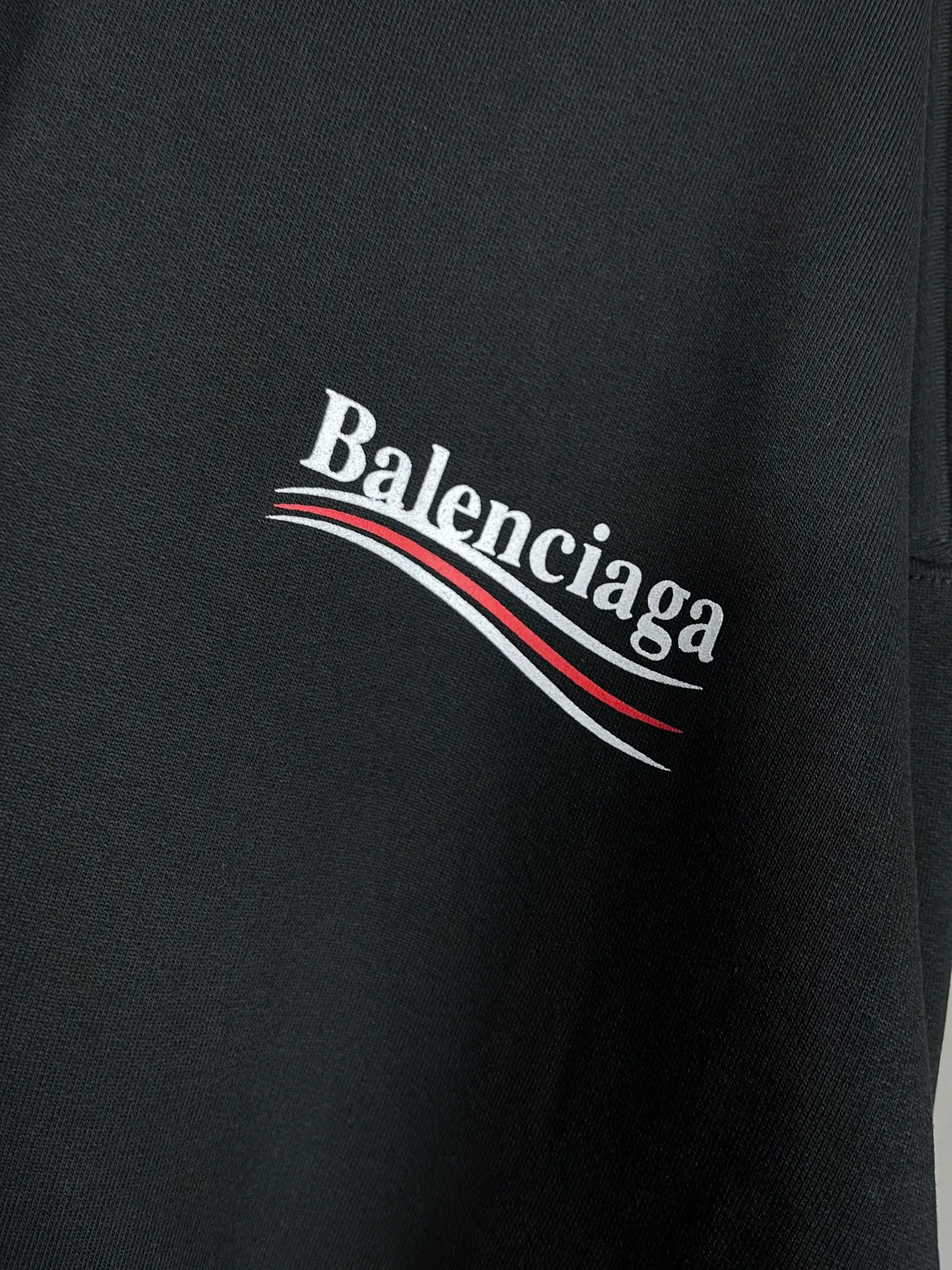 🅿️290 Actual pictures [Top version. Official website quality] BALENCI*GA/Paris #classic style, cola printed long-sleeved hooded sweatshirt. The fabric is made of Paris ZP custom-woven and dyed cotton David sweatshirt. The weight is 450 grams. The cloth surface is clean. The cloth pattern is clear, soft and comfortable. The threads are dyed with no color difference. The classic pattern printing uses environmentally friendly imported glue and precision stencil. The letters are clear. No burrs. The three-dimensional effect is strong. All colors are synchronized with the brick cabinets, custom woven and dyed, and will not fade. Different market currencies. The version adopts OS loose shoulder design. Same style for men and women. Code: BL238031 Color: white, black, red, blue Size: XS S M L