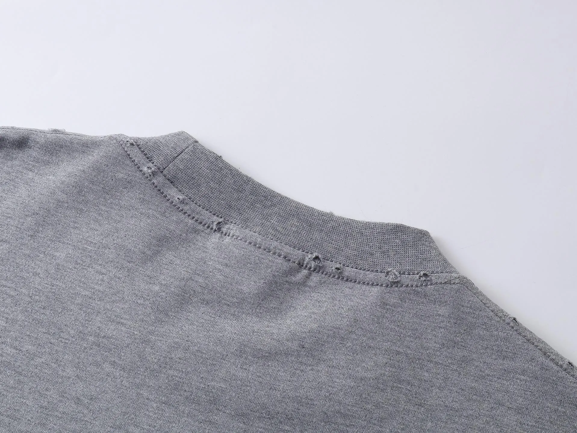 🅿️214 Real photos [Top version. Official website quality] BALENCI*GA/Paris #2025 spring and summer new style. Fruit pattern Vintage all over embossed washed and distressed short-sleeved T-shirt#. The fabric is made of Paris ZP custom-woven and dyed cotton double yarn. Weighing 260 grams, the cloth surface is clean. The cloth pattern is clear, soft and comfortable. The threads are dyed with no color difference. The pattern printing uses environmentally friendly imported glue and computer inkjet printing. The pattern is clear, no burrs, and has a strong three-dimensional effect. The garments are washed and worn. All colors are synchronized with the brick cabinets, custom woven and dyed, and will not fade. Different market currencies. The version adopts OS loose shoulder design. Same style for men and women. Code: BL253665 Color: floral gray, pink Size: XS S M L