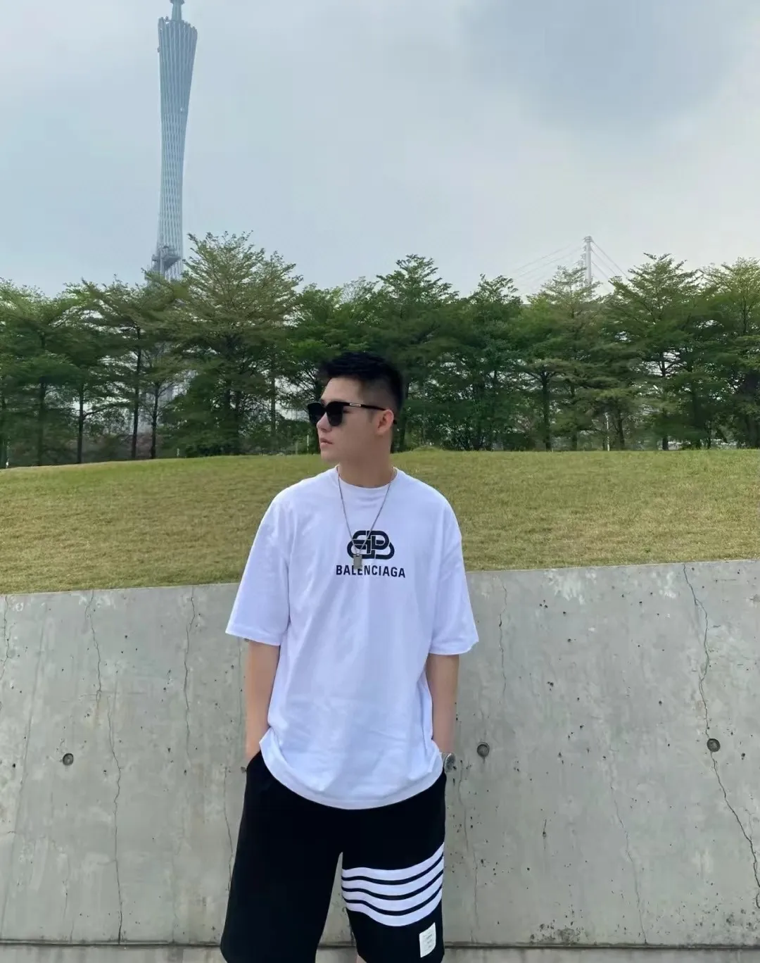 ♻️💯Reference model picture for the upper body❤Top tested version Balenciaga 21ss new lock buckle Unisex short-sleeved loose pure cotton BALENCIAGA short-sleeved T-shirt for couples Super classic style with good-looking colors Oversize version 260g Double yarn cotton top fabric [Little Red Book popular style | Highly recommended by ins style bloggers] Original model opening 1:1, all other colors are custom-woven and dyed (although everyone says so, but I guarantee it, and the threads are also dyed in the same vat) and there is no error with ZP.  Positioned cutting, high-quality wiring, original 1x1 thickened thread on the neckline, imported glue printing, black and gray colors are all silver, lock printing, repeated washing, not easy to crack! ! ! A full set of genuine one-to-one accessories, bag code marked. The numbers are all correct and identical.  Color: White Black Floral Gray Haze Blue Washed Black Size: XS-L P:240