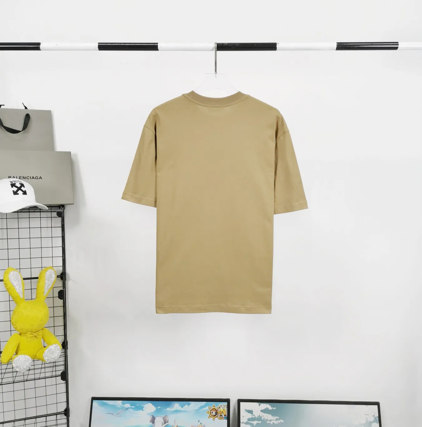 [New arrival] The top tested version of Balenciaga's classic wheat crown lock Paris male and female couple star's same style pure cotton short-sleeved T-shirt. Selected 32S 260g combed cotton fabric, thick and textured, high-density knitting weaving technology, firm and elastic, extremely smooth and skin-friendly, soft and delicate feel, does not shrink or deform, the upper body is crisp and stylish, different from the cheap soft couch fabrics with low weight and low count on the market.  Ultra-high-level workmanship, every detail shows a sense of luxury, and the original three-dimensional cutting process creates a perfect fit. The OS loose shoulder style accommodates all body types. It is a truly versatile style that looks slim and good-looking for both men and women.   3M (black) reflective classic wheat ear letter printing, high fastness and will not crack or fall off. The classic pattern will never go out of style. Multiple colors are available, and every color is beautiful!  Color: Black White Dark Khaki Size: XS-L P:250