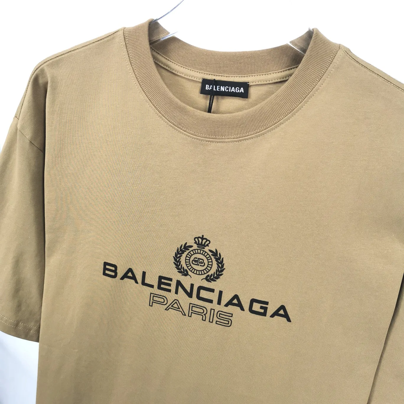 [New arrival] The top tested version of Balenciaga's classic wheat crown lock Paris male and female couple star's same style pure cotton short-sleeved T-shirt. Selected 32S 260g combed cotton fabric, thick and textured, high-density knitting weaving technology, firm and elastic, extremely smooth and skin-friendly, soft and delicate feel, does not shrink or deform, the upper body is crisp and stylish, different from the cheap soft couch fabrics with low weight and low count on the market.  Ultra-high-level workmanship, every detail shows a sense of luxury, and the original three-dimensional cutting process creates a perfect fit. The OS loose shoulder style accommodates all body types. It is a truly versatile style that looks slim and good-looking for both men and women.   3M (black) reflective classic wheat ear letter printing, high fastness and will not crack or fall off. The classic pattern will never go out of style. Multiple colors are available, and every color is beautiful!  Color: Black White Dark Khaki Size: XS-L P:250