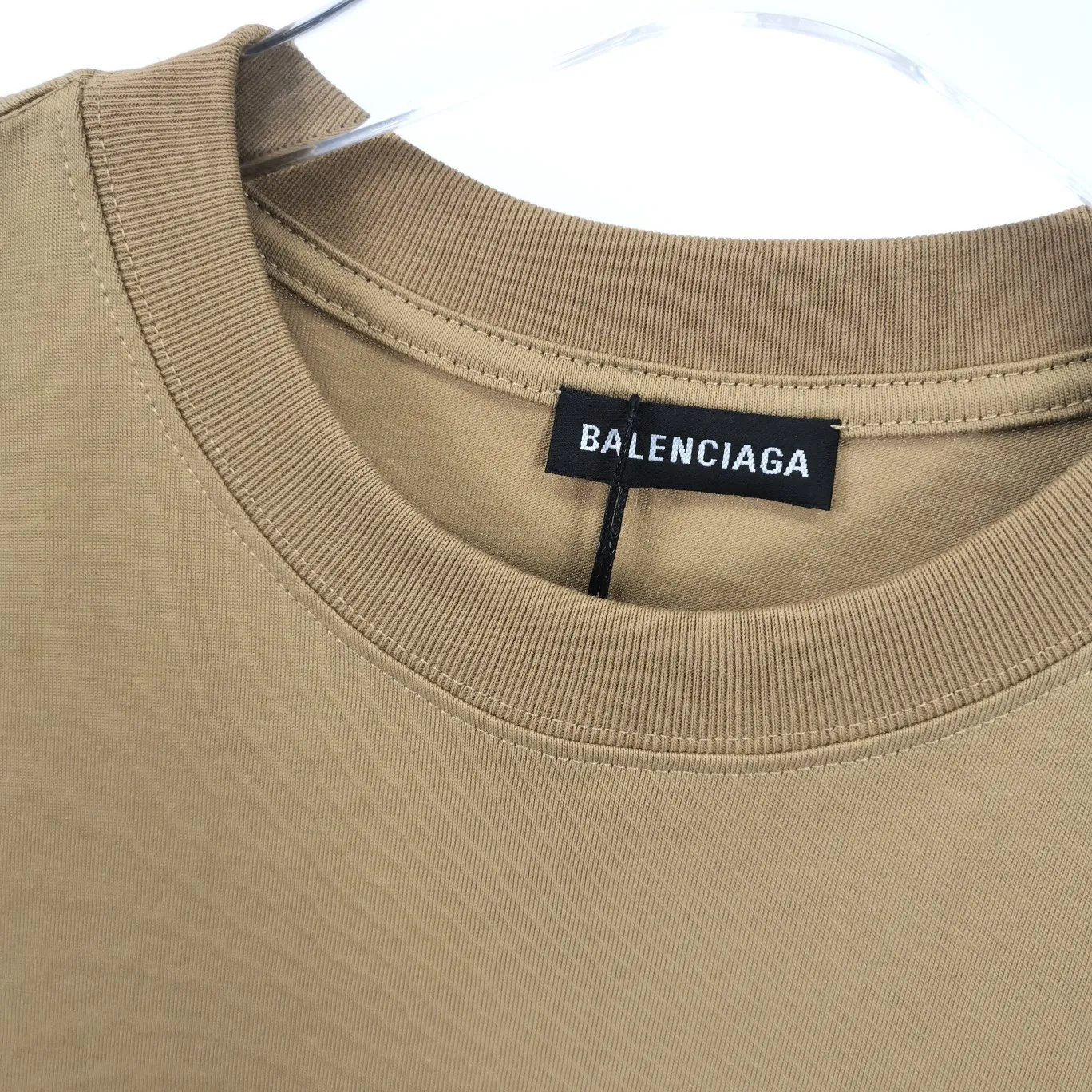 [New arrival] The top tested version of Balenciaga's classic wheat crown lock Paris male and female couple star's same style pure cotton short-sleeved T-shirt. Selected 32S 260g combed cotton fabric, thick and textured, high-density knitting weaving technology, firm and elastic, extremely smooth and skin-friendly, soft and delicate feel, does not shrink or deform, the upper body is crisp and stylish, different from the cheap soft couch fabrics with low weight and low count on the market.  Ultra-high-level workmanship, every detail shows a sense of luxury, and the original three-dimensional cutting process creates a perfect fit. The OS loose shoulder style accommodates all body types. It is a truly versatile style that looks slim and good-looking for both men and women.   3M (black) reflective classic wheat ear letter printing, high fastness and will not crack or fall off. The classic pattern will never go out of style. Multiple colors are available, and every color is beautiful!  Color: Black White Dark Khaki Size: XS-L P:250