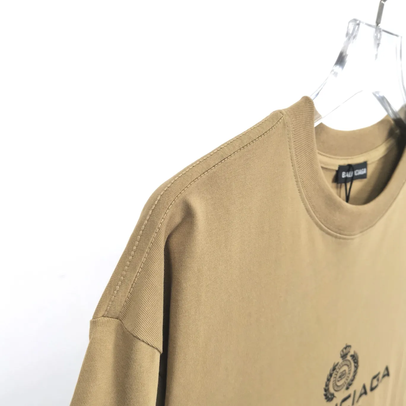 [New arrival] The top tested version of Balenciaga's classic wheat crown lock Paris male and female couple star's same style pure cotton short-sleeved T-shirt. Selected 32S 260g combed cotton fabric, thick and textured, high-density knitting weaving technology, firm and elastic, extremely smooth and skin-friendly, soft and delicate feel, does not shrink or deform, the upper body is crisp and stylish, different from the cheap soft couch fabrics with low weight and low count on the market.  Ultra-high-level workmanship, every detail shows a sense of luxury, and the original three-dimensional cutting process creates a perfect fit. The OS loose shoulder style accommodates all body types. It is a truly versatile style that looks slim and good-looking for both men and women.   3M (black) reflective classic wheat ear letter printing, high fastness and will not crack or fall off. The classic pattern will never go out of style. Multiple colors are available, and every color is beautiful!  Color: Black White Dark Khaki Size: XS-L P:250