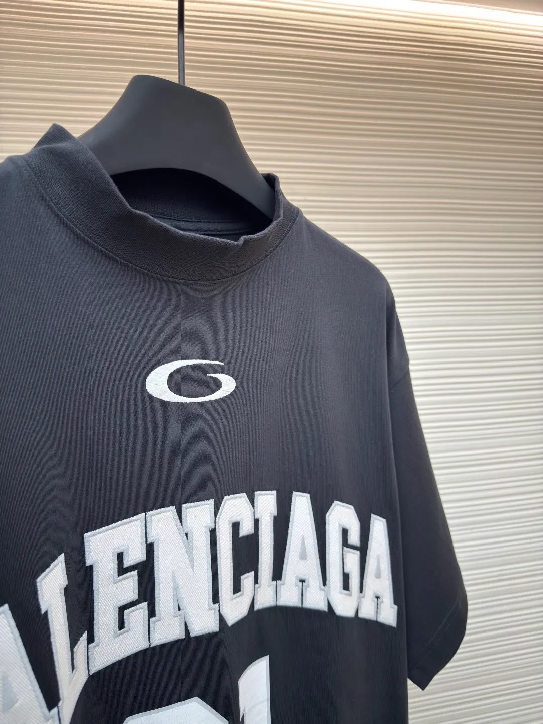 Balenciaga No. 1 jersey embroidered T-shirt ●Authentic product: 7000 purchased and developed ●Item number: 1680353-A35 ●Fabric: combed cotton plain fabric ●Technology: embroidery production ●Version: loose fit ●Weight: about 365 grams ●Size: XS-S-M-L ●Description: The fabric is made of 16s single-yarn combed cotton plain weave, with matching 1*1 horizontal machine-woven ribbing of this fabric color. The front and back panels are printed with elliptical machine screen paste, the front panel is embroidered with a domestic high-speed embroidery machine, laser burnt letter patch, 7s*7s twill contrasting color fastness 100% cotton, and the hem is a flat car color-blocked jacquard woven label. The woven label is made of white fine silk material imported from Japan. The overall wiring is straight and delicate, the fabric is comfortable and soft, and the color is consistent without color difference. It can be matched with the same style to create a fashionable look and control various occasions. Customized accessories, complete with three standards, same style for men and women!