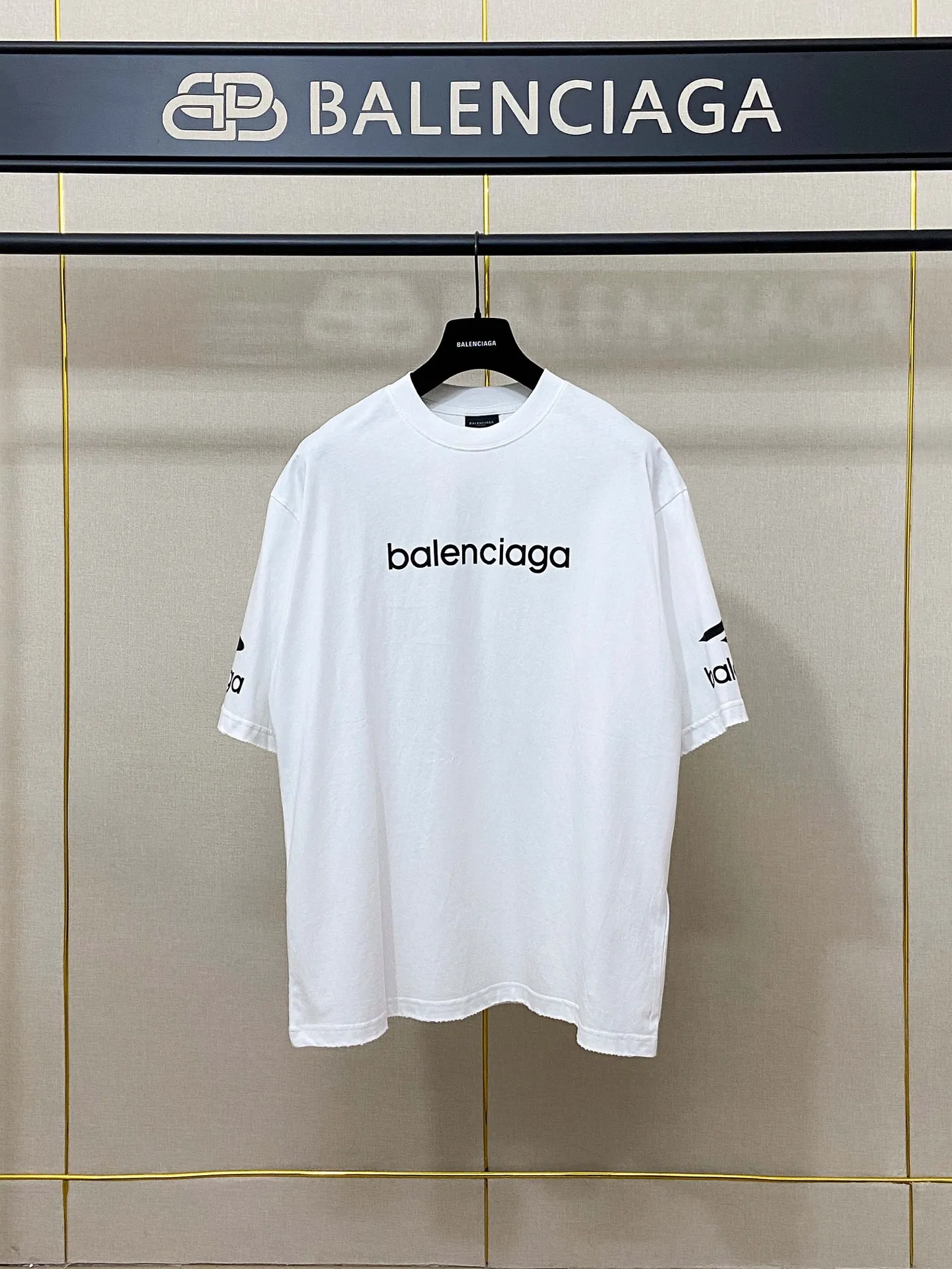 🅿️170 9187# Real photos Top version [[BALENCIA*GA] official website quality Paris new ski series 3M artistic letter LOGO printed short-sleeved T-shirt OS version loose dropped shoulders Unisex style Fabric: 260g 100% cotton double yarn Technology: front and rear left and right sleeve printing Garment wash spray-painted worn distressed fixed color Color: black white Red (red has different craftsmanship and different prices) Size: XS S M L