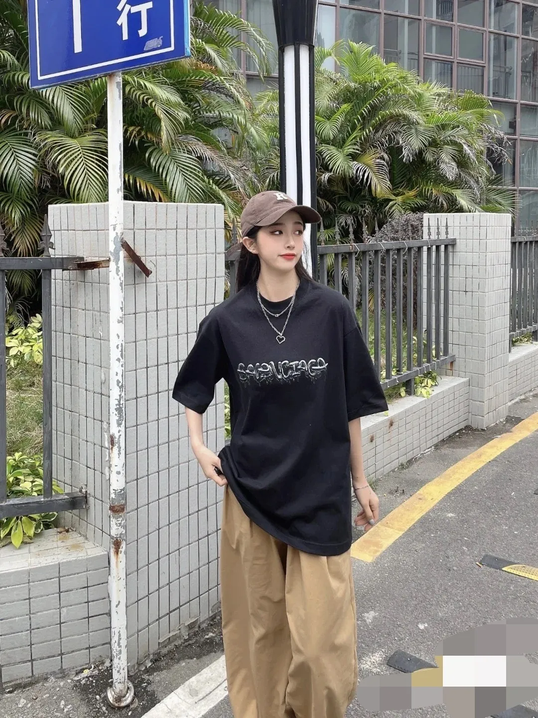 ♻️💯Upper body reference model picture❤️BALENCIAGA Balenciaga pink jelly glue dissolved pure cotton loose breathable trendy brand male and female couples same style short sleeves The design elements are still as simple as ever, the letters on the chest are integrated with the jelly melted design, giving an immediate sense of high-end. 100% double-yarn long-staple cotton fabric, pre-shrunk and washed, multi-dimensional handle. The printing is dot printing, cross-letter mold, inkjet-style heat transfer. The gel letters are first made and then fixed on the fabric through high-temperature pressing. The elements are simple and versatile. They look great in any combination. Color: black and white Size: XS-L P:250