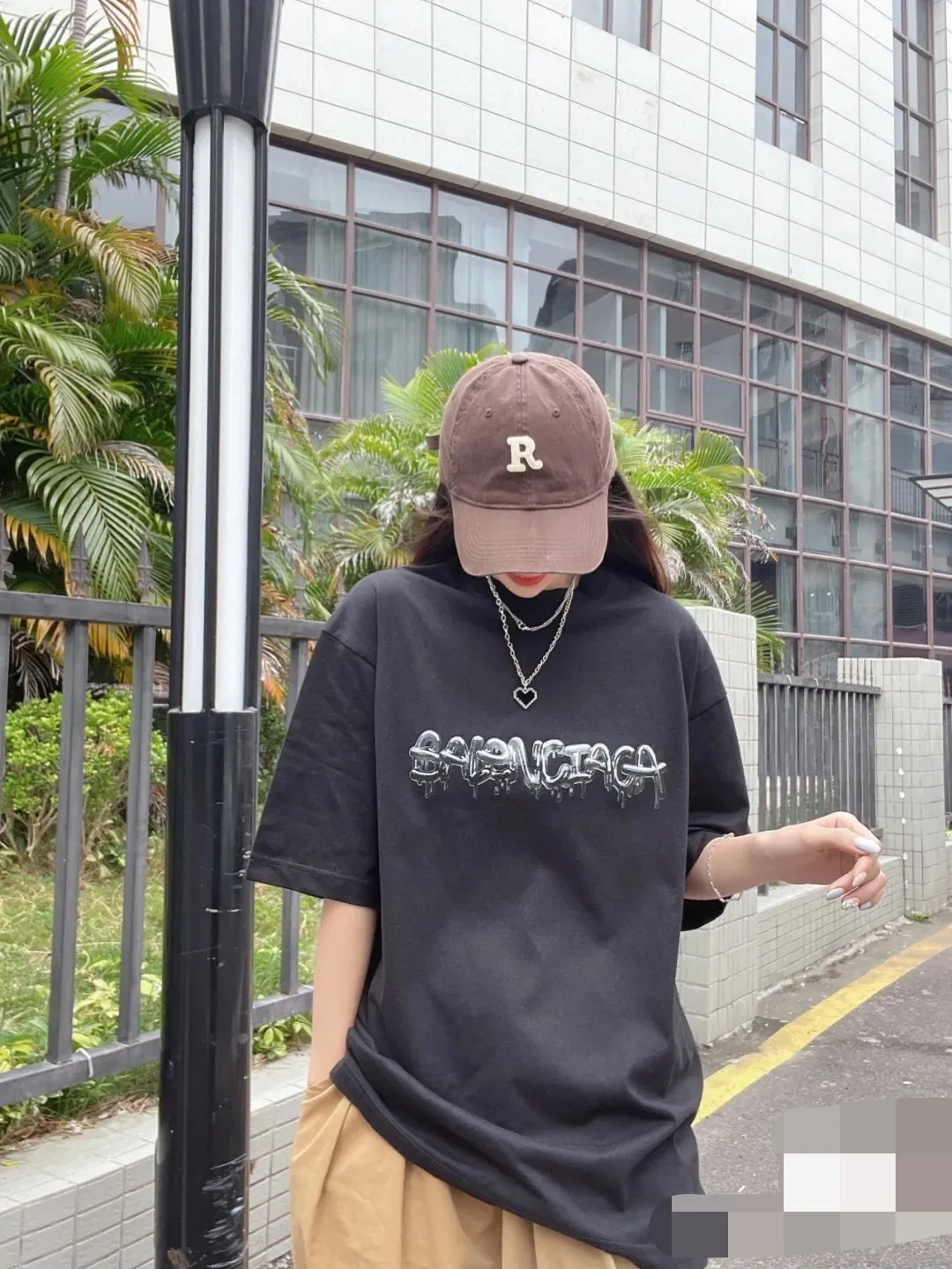 ♻️💯Upper body reference model picture❤️BALENCIAGA Balenciaga pink jelly glue dissolved pure cotton loose breathable trendy brand male and female couples same style short sleeves The design elements are still as simple as ever, the letters on the chest are integrated with the jelly melted design, giving an immediate sense of high-end. 100% double-yarn long-staple cotton fabric, pre-shrunk and washed, multi-dimensional handle. The printing is dot printing, cross-letter mold, inkjet-style heat transfer. The gel letters are first made and then fixed on the fabric through high-temperature pressing. The elements are simple and versatile. They look great in any combination. Color: black and white Size: XS-L P:250