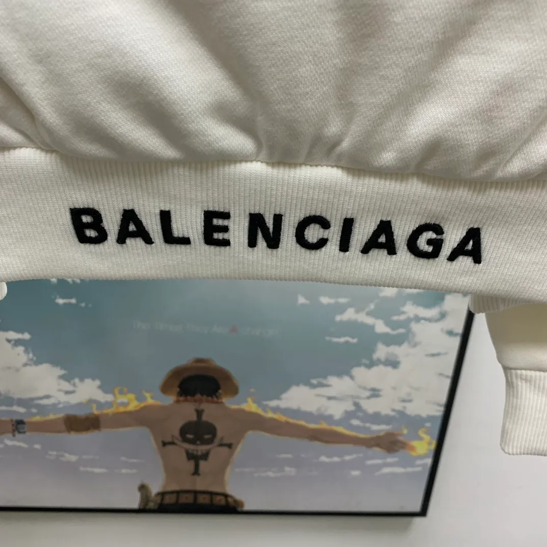 The top tried and tested version of BALENCIAGA's love ❤️printed male and female couple star's same style pullover hoodie sweatshirt. Decorated with I ❤️art work embroidery on the front｜brand logo embroidery on the lower back｜distressed effect. Heavy 480g pure cotton terry fabric, full of feel. The weight of the ready-made clothes is more than one kilogram, and the drape is very good! The new plate-making process that imitates hand embroidery has the rough feel of hand embroidery, and the stitching method is adjusted according to the original pattern. After embroidery, the stitching technique is imitated by hand embroidery, and the smooth curves highlight the embroidery effect.  The main body of the logo pattern is precision stitched; the embroidery is very fine and dense. Linen embroidery thread is used combined with dense processing to increase the three-dimensional effect, and the embroidery body has a subtle matte visual texture. Color: washed black white Size: S--XL P:390