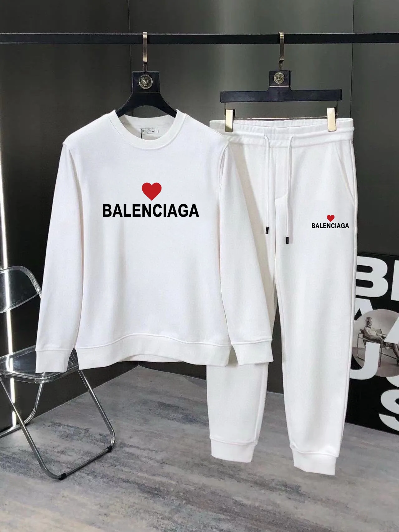 🅿️380 [BALENCIAGA] (Gospel for Fatty) hot-selling suit is coming. Focus on the original version of the official website. 2025 new hot-selling sweatshirt suit. The original order is the best. 🇭🇰The meticulous work of top designers. It has a fitting and perfect upper body effect. 100% natural high-quality Roman cotton, close-fitting comfort, noble and elegant! Original hardware embodies elegance and nobility! Counter size: M-5XL (maximum wear up to 220 pounds)
