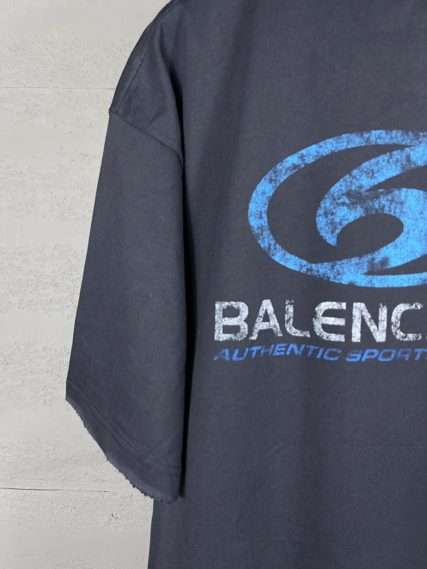 🅿️180 real shots [Top version. Official website quality] BALENCI*GA/Paris. 2024 new style. New LOGO blurry LOGO direct-injection printing ready-made worn-out short-sleeved T-shirt, brick cabinet synchronization. Genuine product developed at the first time, happy to print and compare! The fabric is made of Paris ZP custom-woven and dyed cotton double yarn. Weighing 260 grams, the cloth surface is clean. The cloth pattern is clear, soft and comfortable. The threads are dyed with no color difference. The classic LOGO is printed using environmentally friendly imported materials, with clear straight-crack pattern letters and a three-dimensional effect. Restored brick cabinet. Ready-made garments are washed, worn and distressed. Different market currency. Welcome to compare. The version adopts OS loose shoulder style. Same style for men and women. Code: BL223329 Color: gray blue, beige. Size: XS to L