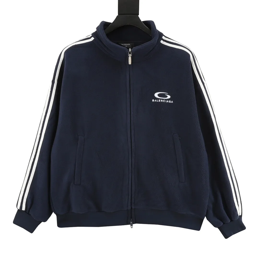 💰560 [Top version] Balenciaga / Balenciaga BLCG 25FW Five-bar drawstring half-ring embroidered polar fleece jacket Customized acrylic polyester polar fleece fabric Ultra-high weight Warm and comfortable OS loose version Stand-up collar design 3D three-dimensional tailoring process Custom-woven and dyed high-weight and high-density thread Side pocket invisible zipper design Tajima high-speed embroidery machine 400,000-needle machine embroidery process Three-dimensional and full Mold customization of original hardware zippers, double slider design, original main mark, washed tag brand packaging, color: green/blue, size: XS/S/M/L, size chart: Length, bust, shoulder width, sleeve length 66 55 Note: There is a difference of 1~2CM due to manual measurement.