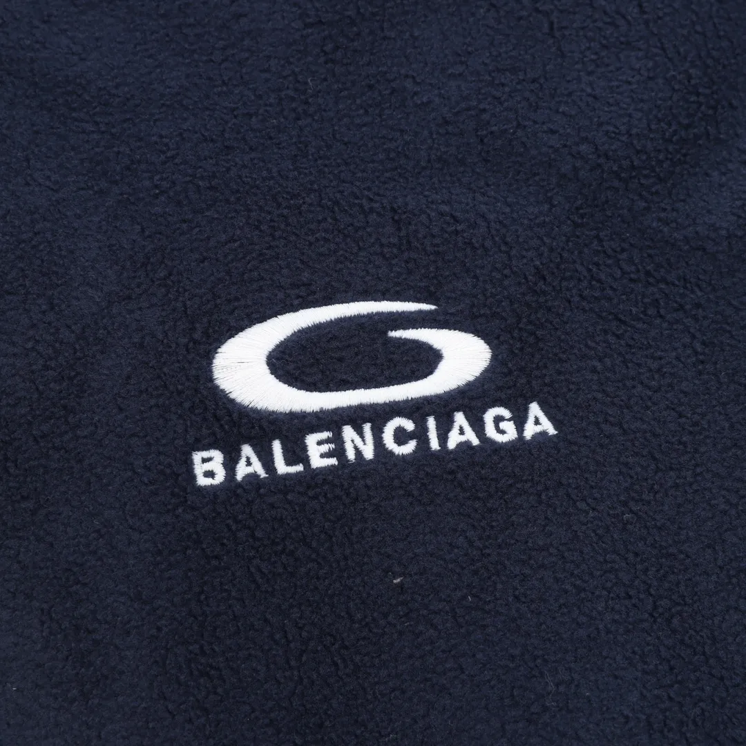 💰560 [Top version] Balenciaga / Balenciaga BLCG 25FW Five-bar drawstring half-ring embroidered polar fleece jacket Customized acrylic polyester polar fleece fabric Ultra-high weight Warm and comfortable OS loose version Stand-up collar design 3D three-dimensional tailoring process Custom-woven and dyed high-weight and high-density thread Side pocket invisible zipper design Tajima high-speed embroidery machine 400,000-needle machine embroidery process Three-dimensional and full Mold customization of original hardware zippers, double slider design, original main mark, washed tag brand packaging, color: green/blue, size: XS/S/M/L, size chart: Length, bust, shoulder width, sleeve length 66 55 Note: There is a difference of 1~2CM due to manual measurement.