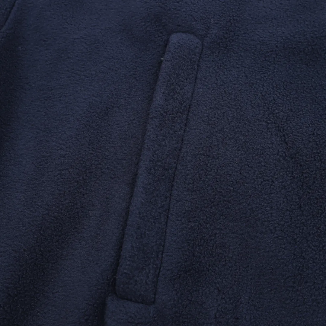 💰560 [Top version] Balenciaga / Balenciaga BLCG 25FW Five-bar drawstring half-ring embroidered polar fleece jacket Customized acrylic polyester polar fleece fabric Ultra-high weight Warm and comfortable OS loose version Stand-up collar design 3D three-dimensional tailoring process Custom-woven and dyed high-weight and high-density thread Side pocket invisible zipper design Tajima high-speed embroidery machine 400,000-needle machine embroidery process Three-dimensional and full Mold customization of original hardware zippers, double slider design, original main mark, washed tag brand packaging, color: green/blue, size: XS/S/M/L, size chart: Length, bust, shoulder width, sleeve length 66 55 Note: There is a difference of 1~2CM due to manual measurement.