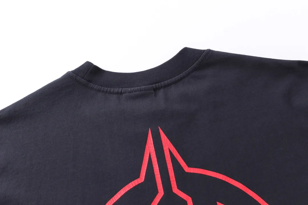 🅿️190 detailed pictures [Top version. Official website quality] BALENCI*GA/Paris. 2024 new style. Classic LOGO cracked printed washed long-sleeved T-shirt. Brick cabinet synchronization. Genuine product developed at the first time, happy to print and compare! The fabric is made of Paris ZP custom-woven and dyed cotton with double yarns and compact cotton. The weight is 260 grams. The cloth surface is clean. The cloth pattern is clear, soft and comfortable. The threads are dyed with no color difference. The classic printing is made of environmentally friendly imported materials, and the letters are cracked and printed. The letters are clear and the effect is three-dimensional. Restore the brick cabinet. Ready-made clothes are washed and distressed, different market currency, welcome to compare, the version adopts OS loose shoulder version. Same style for men and women Coding: BL223209 Color: dark blue gray, white Size: XS to L