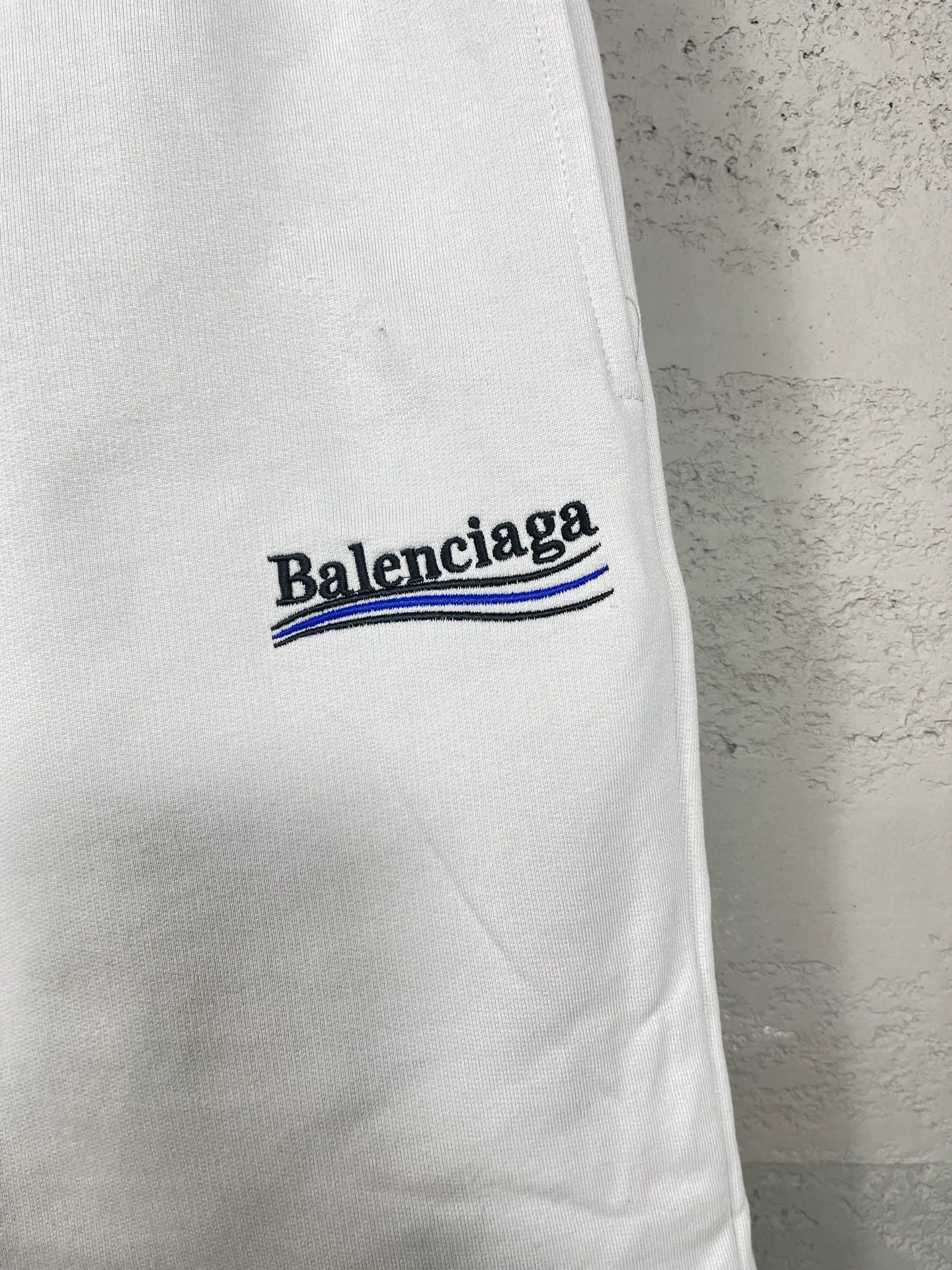 🅿️210 real photos [Top version. Official website quality] BALENCI*GA/Paris. New model. Shorts with classic LOGO embroidery of Ocean Splash. Synchronized with brick cabinets. Developed as authentic products at the first time, please print and compare! The fabric is made of Paris ZP custom-woven and dyed 100% cotton terry sweatshirt. The weight is 460 grams. The cloth surface is clean. The cloth pattern is clear and the hand feels soft and comfortable. The embroidery uses an imported Tajima embroidery machine. The letters are clear and the effect is three-dimensional. The version adopts a loose version. Same style for men and women. Code: BL257009 Color: black, rice apricot, floral gray Size: XS S M L