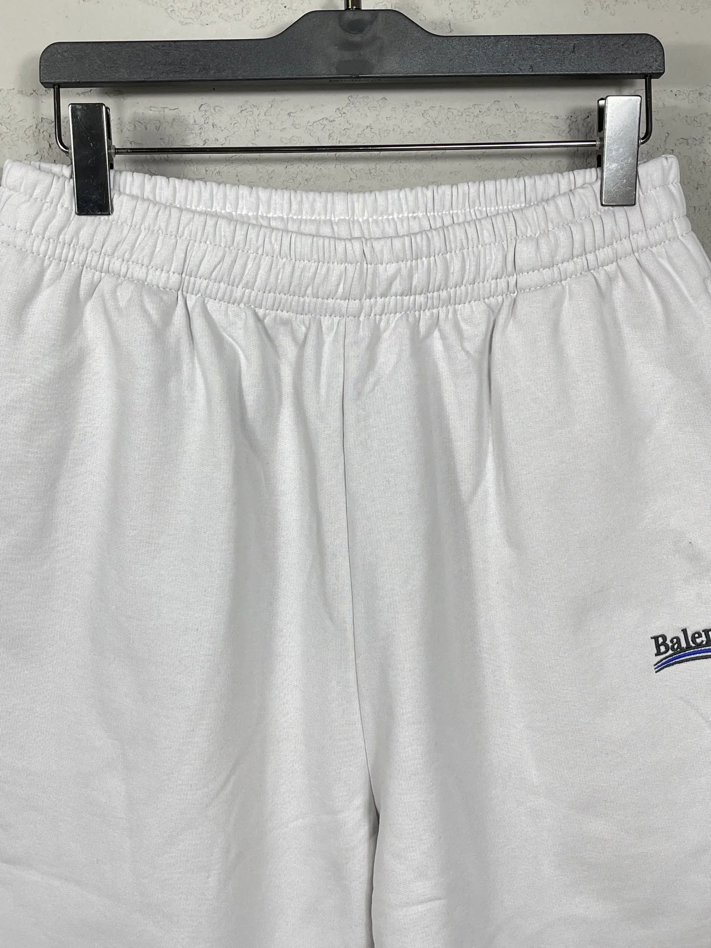 🅿️210 real photos [Top version. Official website quality] BALENCI*GA/Paris. New model. Shorts with classic LOGO embroidery of Ocean Splash. Synchronized with brick cabinets. Developed as authentic products at the first time, please print and compare! The fabric is made of Paris ZP custom-woven and dyed 100% cotton terry sweatshirt. The weight is 460 grams. The cloth surface is clean. The cloth pattern is clear and the hand feels soft and comfortable. The embroidery uses an imported Tajima embroidery machine. The letters are clear and the effect is three-dimensional. The version adopts a loose version. Same style for men and women. Code: BL257009 Color: black, rice apricot, floral gray Size: XS S M L