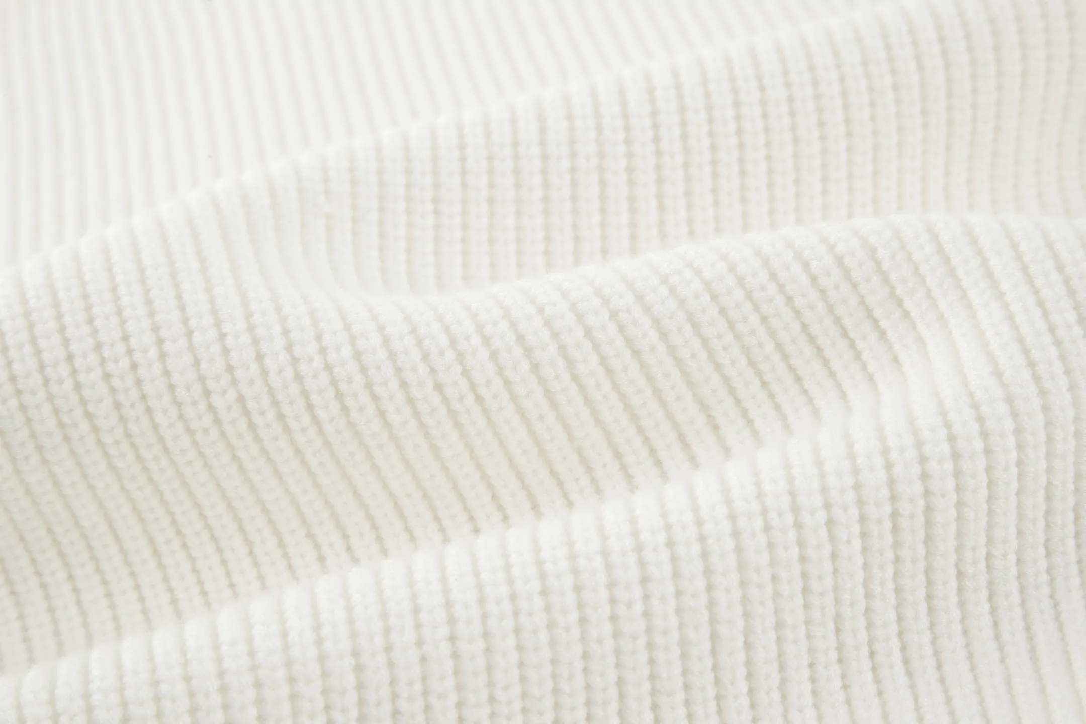 🅿️480 [Exclusive supply] BLCG sleeve arm silicone leather label crew neck sweater (white) The fabric is made of big brand yarn, and the fabric composition is 90% cotton, 10% wool. The fabric pattern is stiff. The high cotton content can make the clothes droop and restore the original effect. The 10% wool content can fully tighten the fabric density and make the clothes achieve a certain degree of warmth. The leather label is made of natural silicone material. The original white fonts in the label are molded and customized, and the size is consistent with the original. This style is made of wool blend fabric, round neck, long sleeves, sleeves decorated with logo art silicone work, 90 wool 10% cotton spandex decorative parts. Size:S-M-L-XL