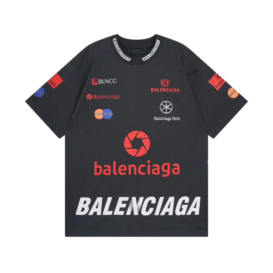 🅿️206 Detailed picture [Top version. Official website quality] BALENCI*GA/Paris BALENCI*GA#2024 latest model, multi-digit LoGO classic printed collar embroidery ready-to-wear distressed short-sleeved T-shirt. Brick cabinet synchronization. Genuine products are developed and developed in the first time. Welcome to compare! The fabric is made of Paris ZP custom-woven and dyed 100% cotton double-yarn compact cotton. The weight is 260 grams. The cloth surface is clean. The cloth pattern is clear. It is soft and comfortable. It has good color fastness and is not easy to change color. The threads are woven and dyed with no color difference. The printing is done by computer direct printing, and the rib embroidery on the back collar has a three-dimensional effect. The garment is worn and worn, with ultra-high craftsmanship. The version adopts the OS loose shoulder style. Same style for men and women. Coding: BL223206 Color: white, gray blue Size: XS to L