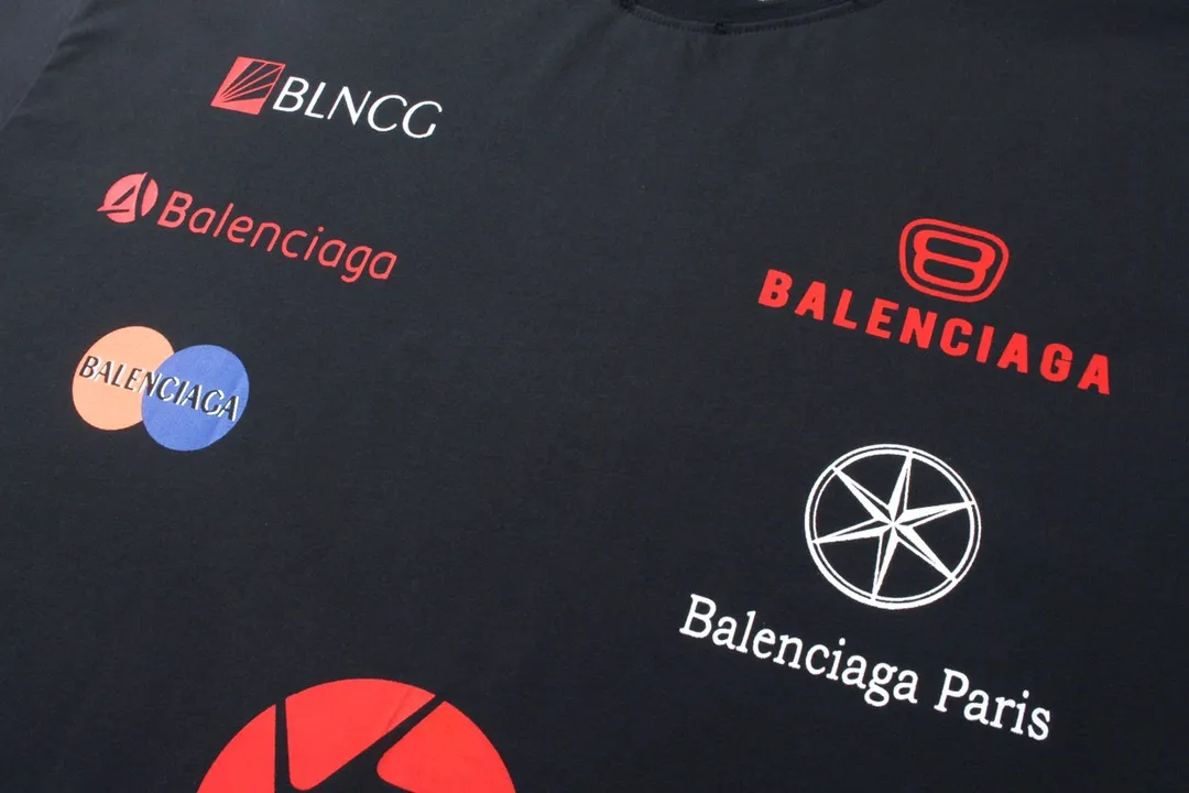 🅿️206 Detailed picture [Top version. Official website quality] BALENCI*GA/Paris BALENCI*GA#2024 latest model, multi-digit LoGO classic printed collar embroidery ready-to-wear distressed short-sleeved T-shirt. Brick cabinet synchronization. Genuine products are developed and developed in the first time. Welcome to compare! The fabric is made of Paris ZP custom-woven and dyed 100% cotton double-yarn compact cotton. The weight is 260 grams. The cloth surface is clean. The cloth pattern is clear. It is soft and comfortable. It has good color fastness and is not easy to change color. The threads are woven and dyed with no color difference. The printing is done by computer direct printing, and the rib embroidery on the back collar has a three-dimensional effect. The garment is worn and worn, with ultra-high craftsmanship. The version adopts the OS loose shoulder style. Same style for men and women. Coding: BL223206 Color: white, gray blue Size: XS to L