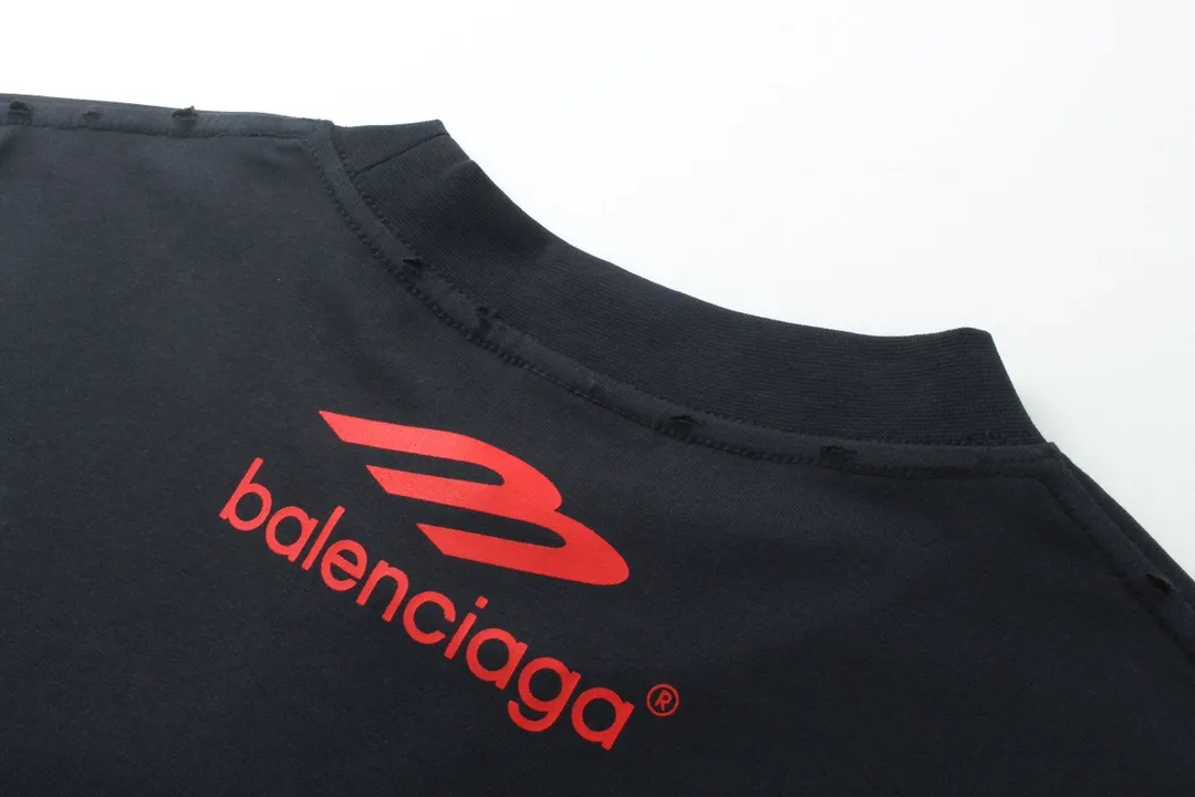 🅿️206 Detailed picture [Top version. Official website quality] BALENCI*GA/Paris BALENCI*GA#2024 latest model, multi-digit LoGO classic printed collar embroidery ready-to-wear distressed short-sleeved T-shirt. Brick cabinet synchronization. Genuine products are developed and developed in the first time. Welcome to compare! The fabric is made of Paris ZP custom-woven and dyed 100% cotton double-yarn compact cotton. The weight is 260 grams. The cloth surface is clean. The cloth pattern is clear. It is soft and comfortable. It has good color fastness and is not easy to change color. The threads are woven and dyed with no color difference. The printing is done by computer direct printing, and the rib embroidery on the back collar has a three-dimensional effect. The garment is worn and worn, with ultra-high craftsmanship. The version adopts the OS loose shoulder style. Same style for men and women. Coding: BL223206 Color: white, gray blue Size: XS to L