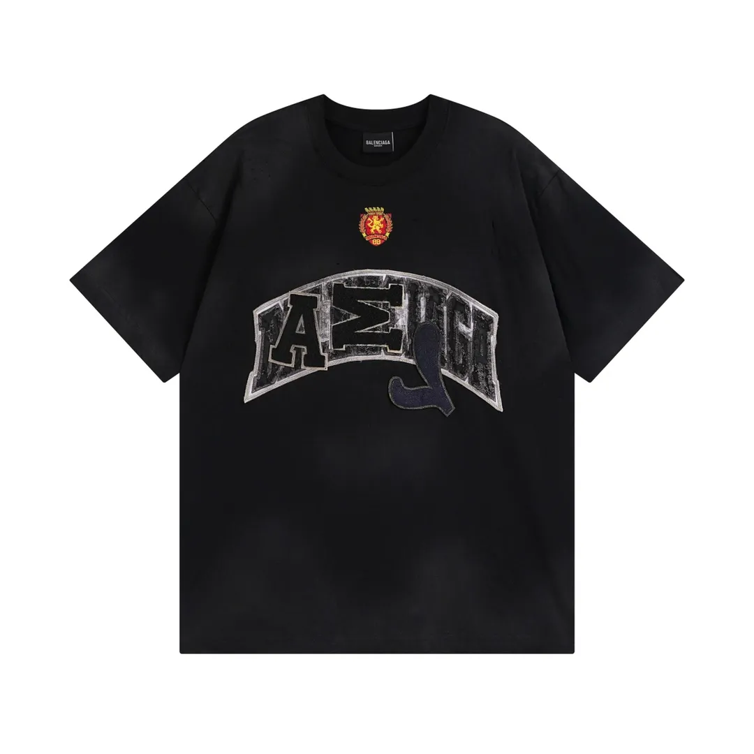 🅿️280 Detail Picture [Top version. Official website quality] BALENCI*GA/Paris co-branded Manchester United. 23 latest models. Washed. Distressed. Worn. Inkjet painting. Short-sleeved T-shirt #embroidered seal. Severely tattered. Top-grade version. Welcome to compare. The fabric is made of Paris ZP custom-woven and dyed cotton double yarn. Weighing 260 grams, the cloth surface is clean. The cloth pattern is clear, soft and comfortable. The threads are dyed with no color difference. The front pattern embroidery is made with imported machine embroidery. The color of the chapter mark is the same. The embroidery and border are embroidered. The chapter mark is worn and distressed to match the brick cabinet. Ready-made clothes are washed and distressed. Painted with graffiti. The entire piece of clothing is restored with overweight craftsmanship. Jubie market produces pictures based on pictures. Welcome to compare. The version adopts OS loose shoulder design. Same style for men and women. Code: BL223102 Color: black, beige. Size: XS to L